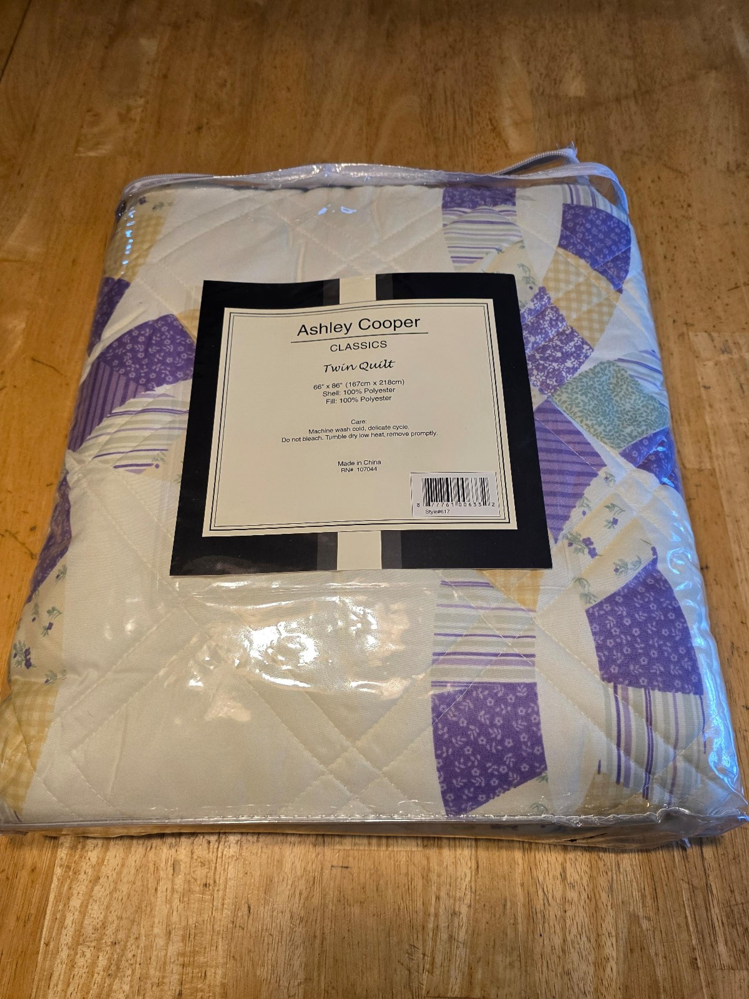 Ashley Cooper Classics Twin Quilt. 66"x86"
