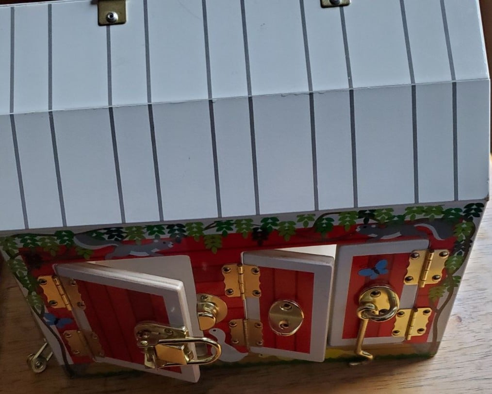 Latches Barn by Melissa & Doug
