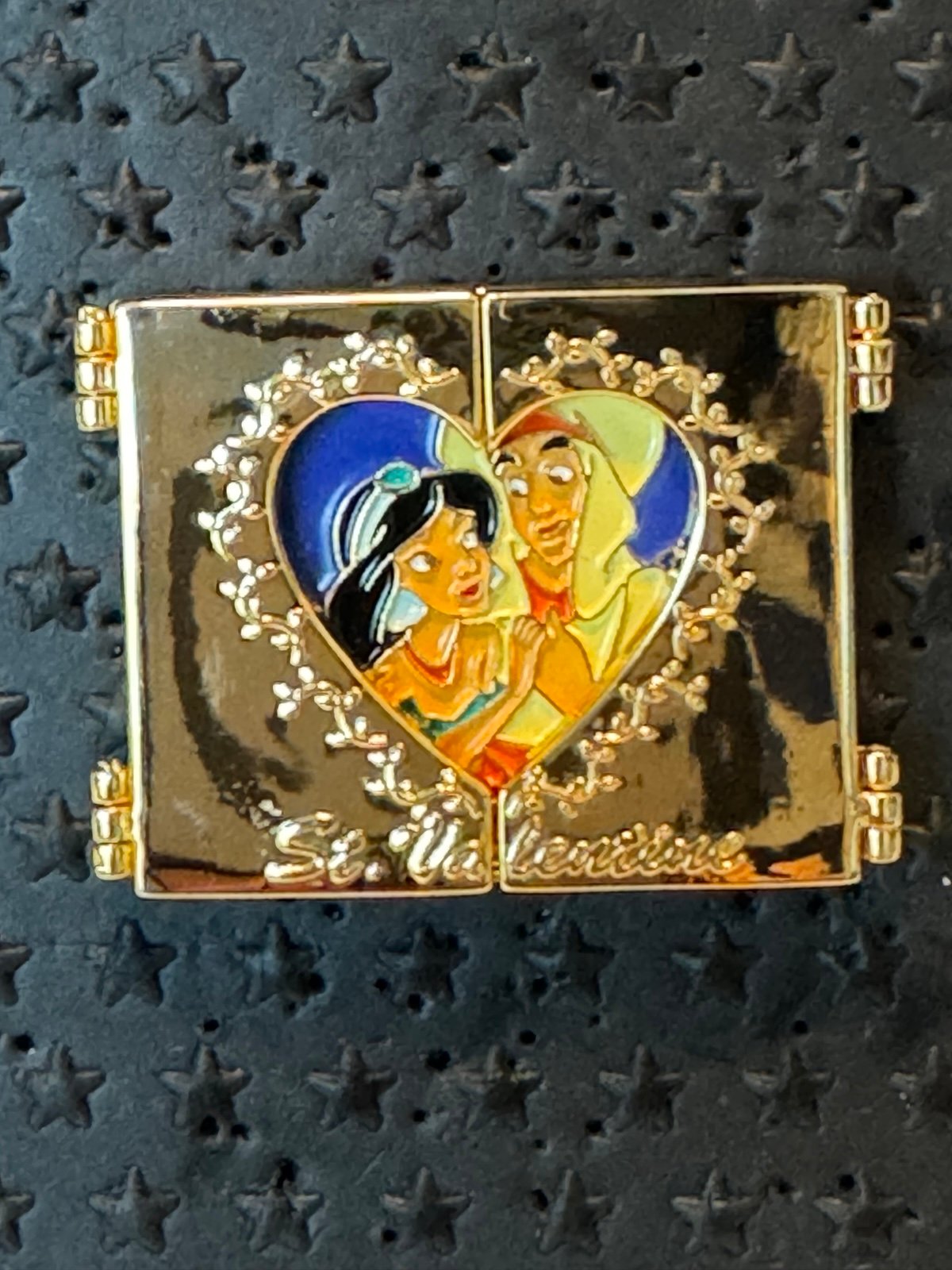 Disney Japan Vintage - M&P Valentine's Day Jasmine & Aladdin Hinged LE 2900 Pin