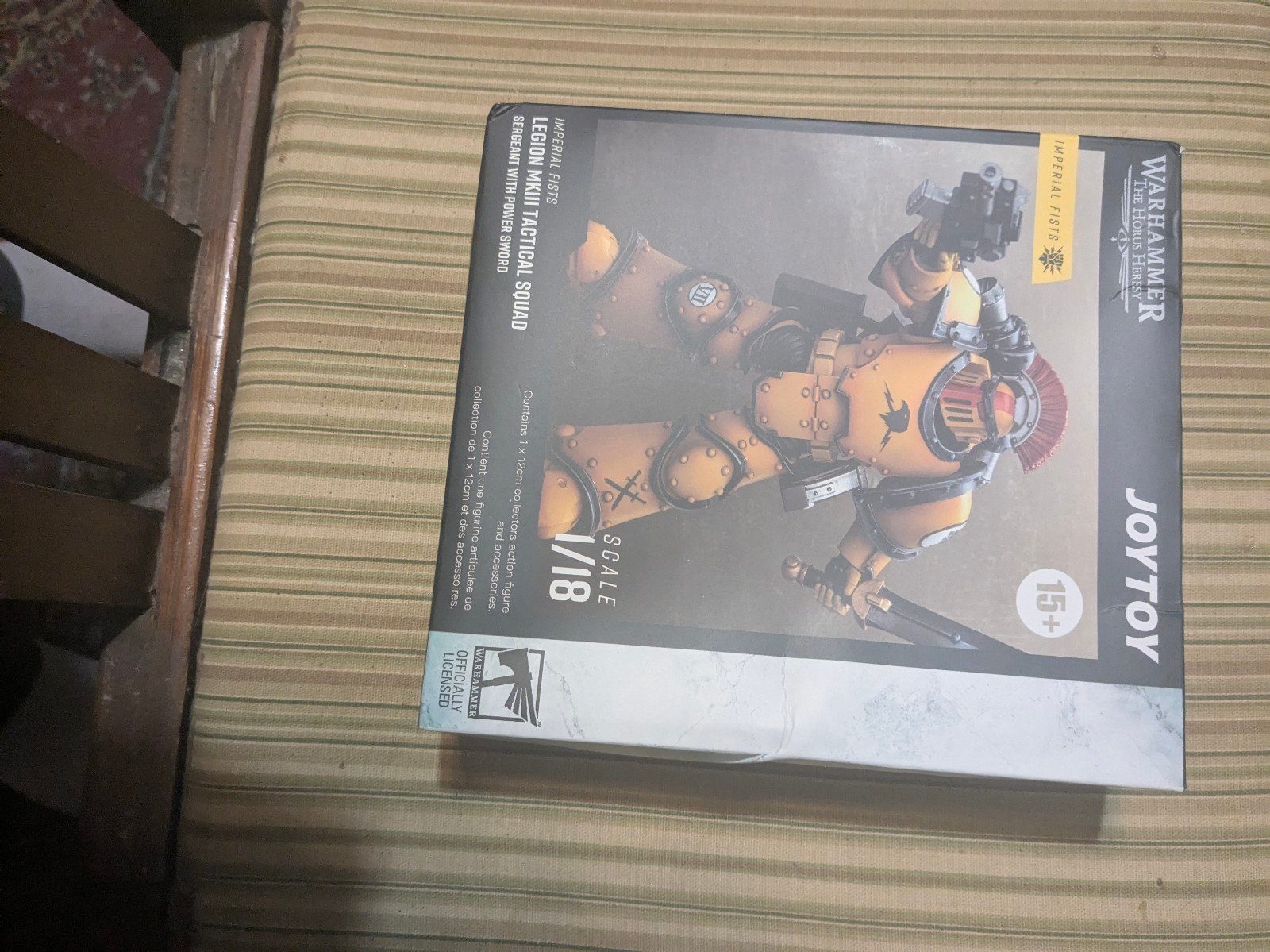 JoyToy Warhammer Imperial Fist Lieutenant 1/18 scale