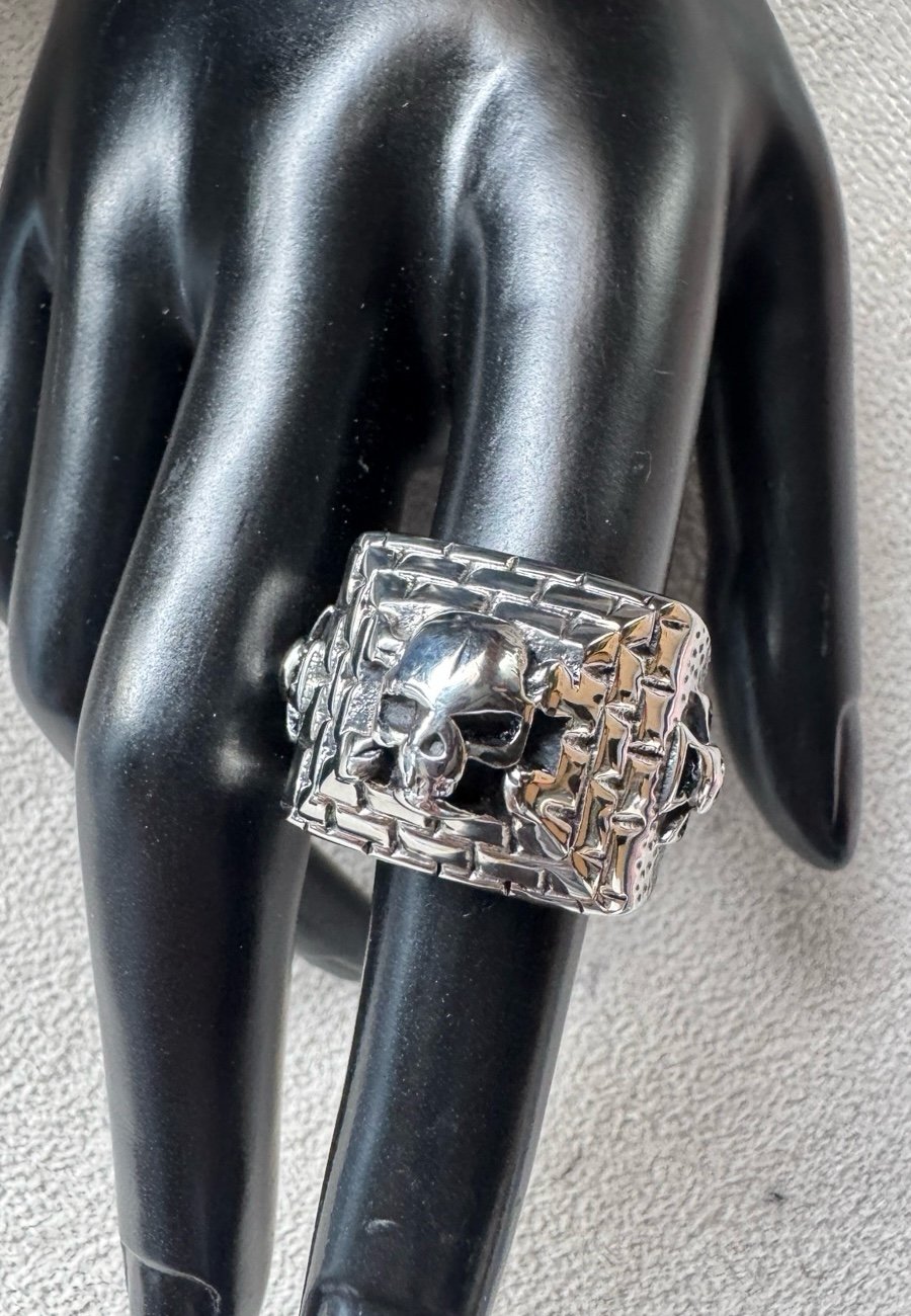 Skull square ring