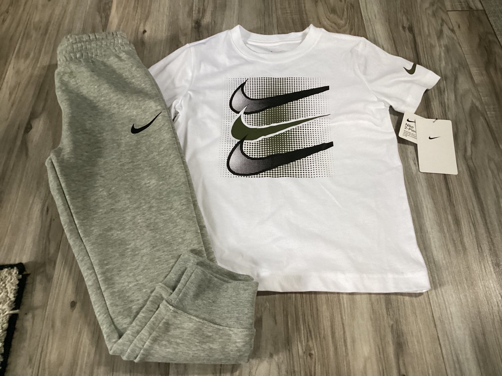 Nike boys s/s tee & sweatpants set size 6(NWT)