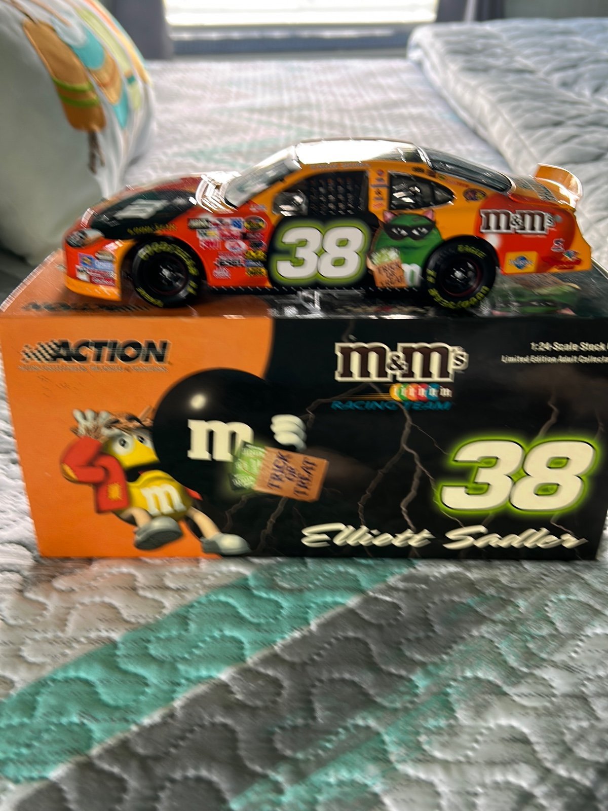 Elliott Sadler #38 M&M’s/ Halloween 1:24