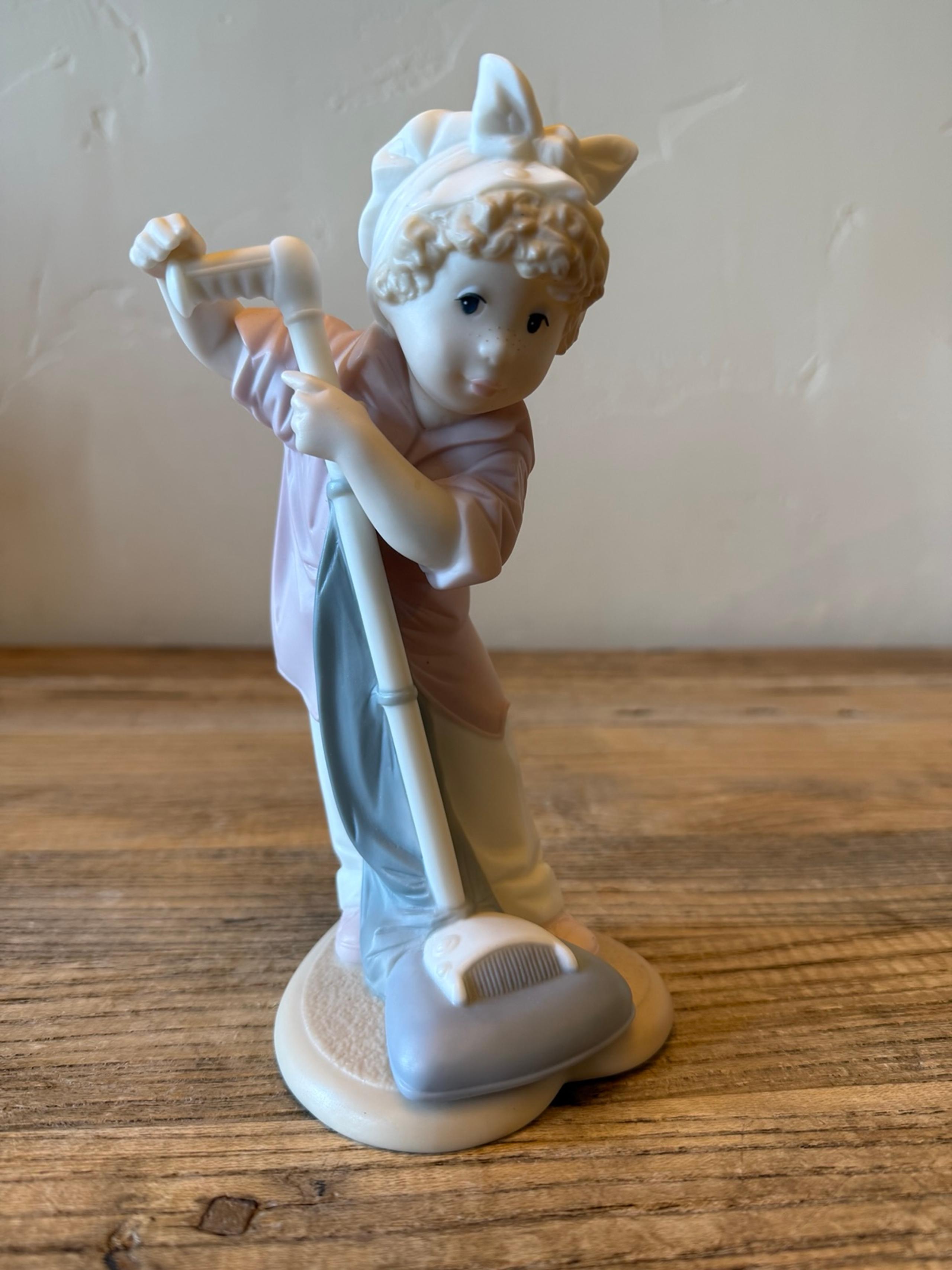 Golden Memories by Lladro Daisa Mommies Little Helper 1993 Porcelain Figurine