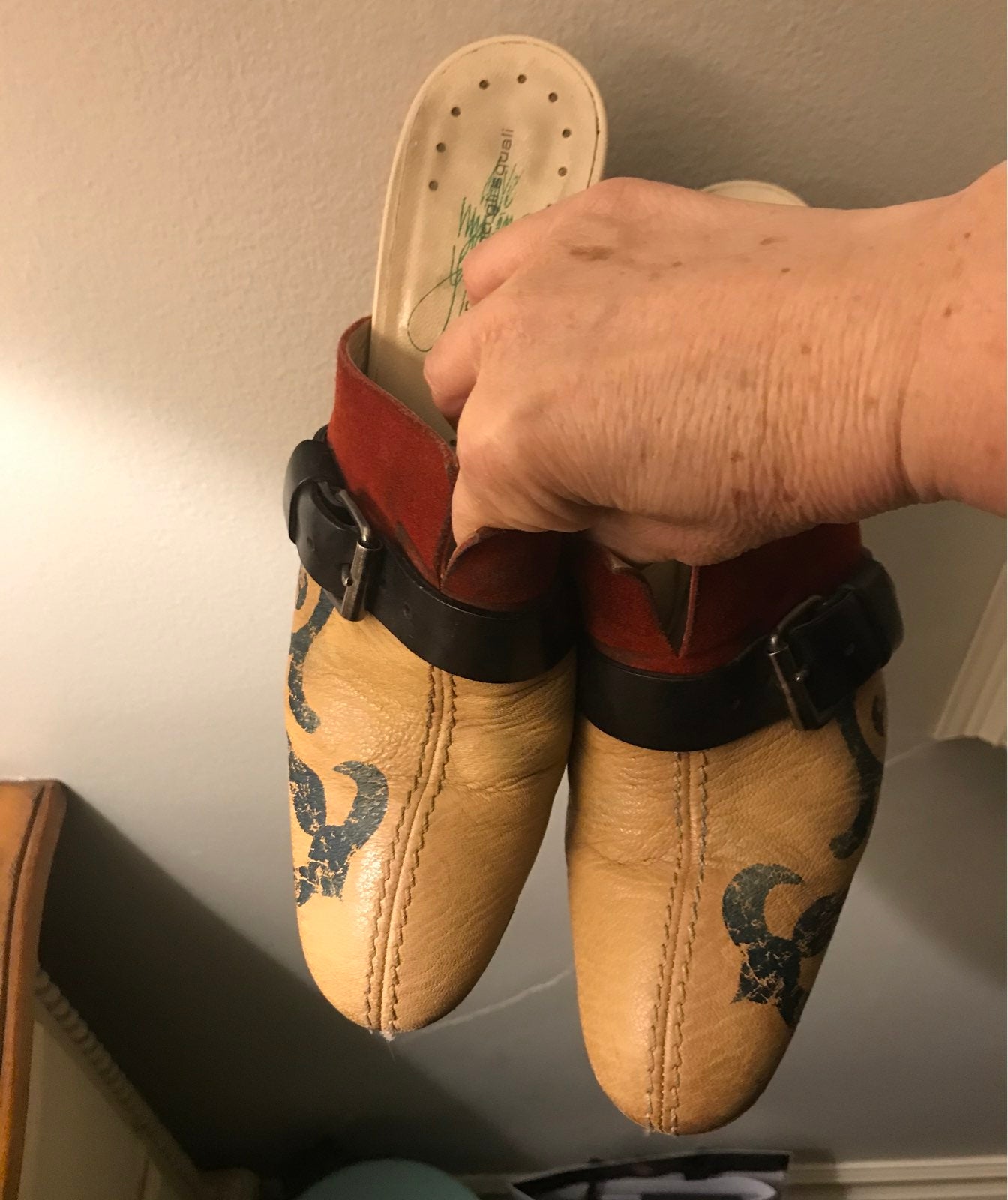Mule slide shoes