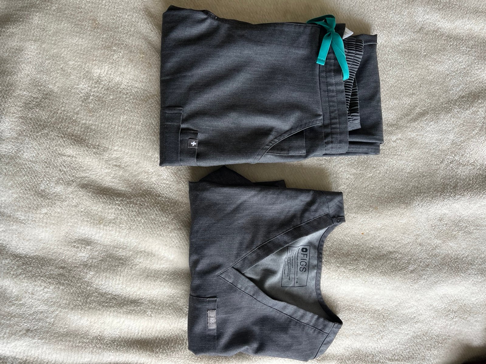 Figs Charcoal color Women’s Scrubs set top + bottoms size small