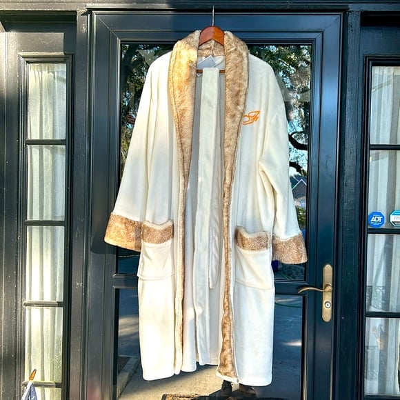 Things Remembered Cream Fur trim plush luxurious robe
