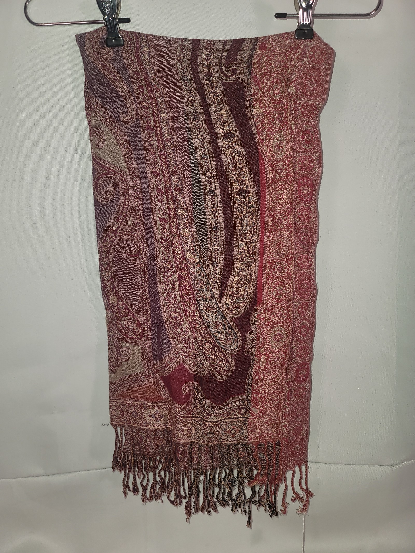 Elegant Women's Shawl/Scarf: Timeless & Versatile!