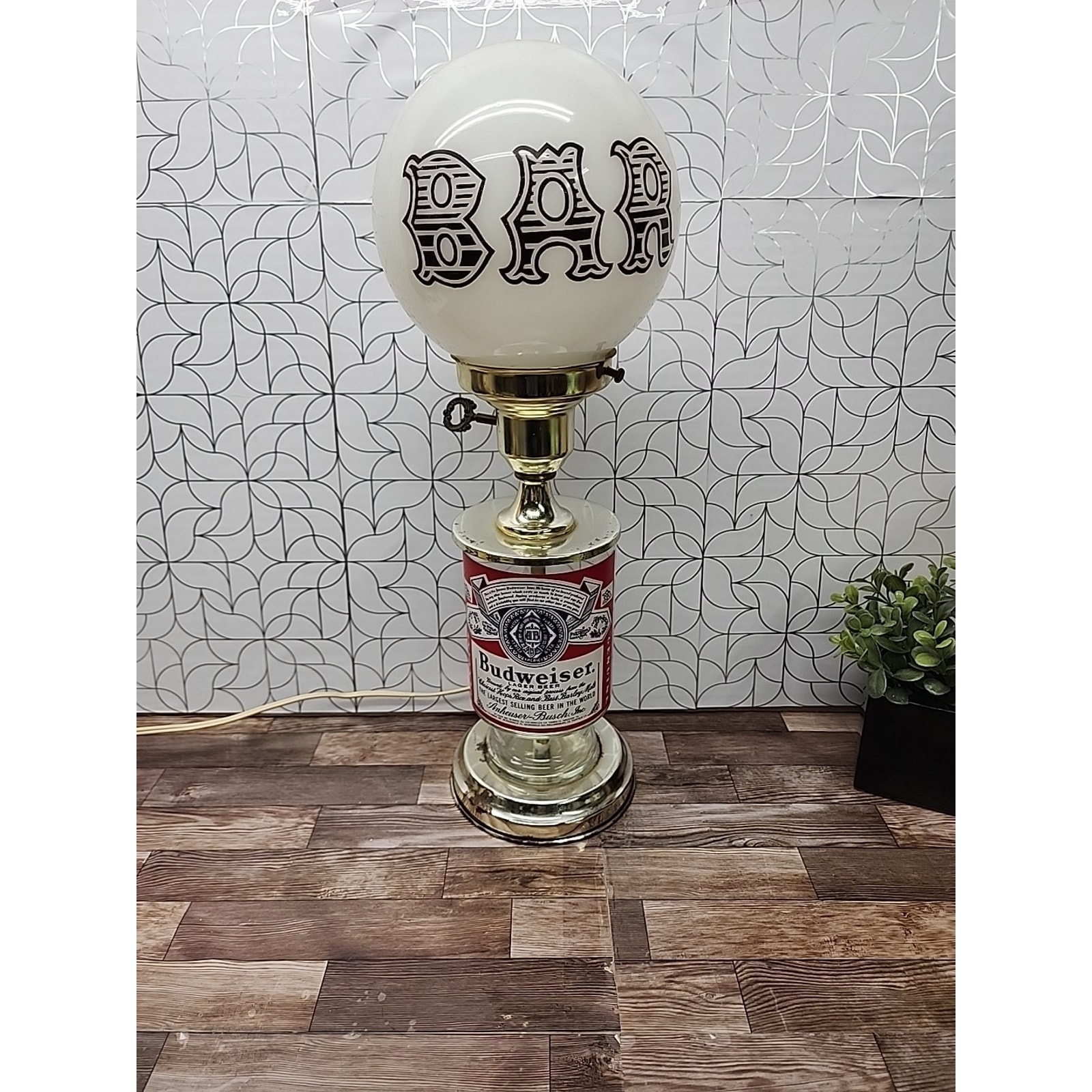 Vtg 70s Breweriana Budweiser Metal and Glass Table Lamp with Beautiful Bar Globe
