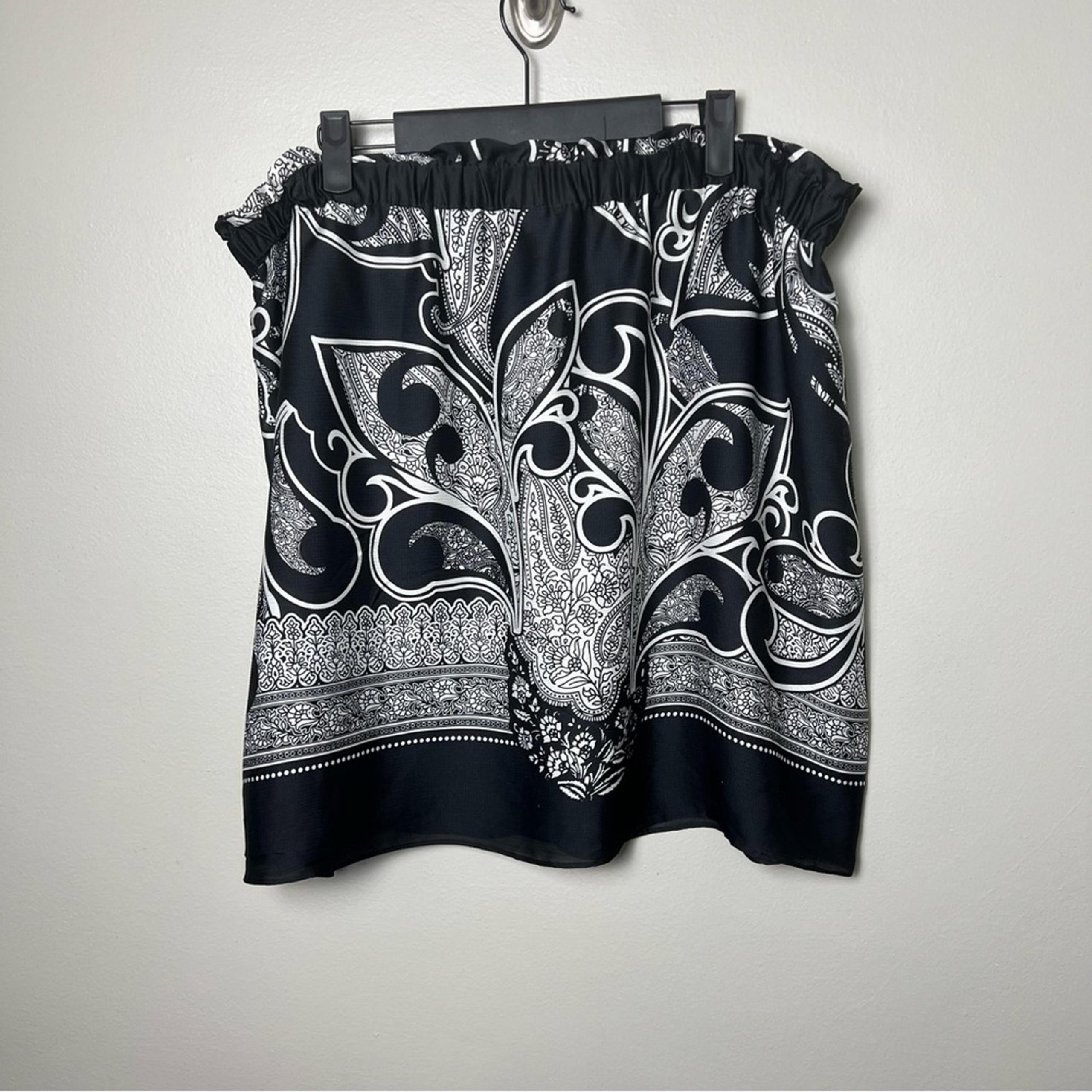 NEW - New York & Company stretch fit skirt in black and white, size XL