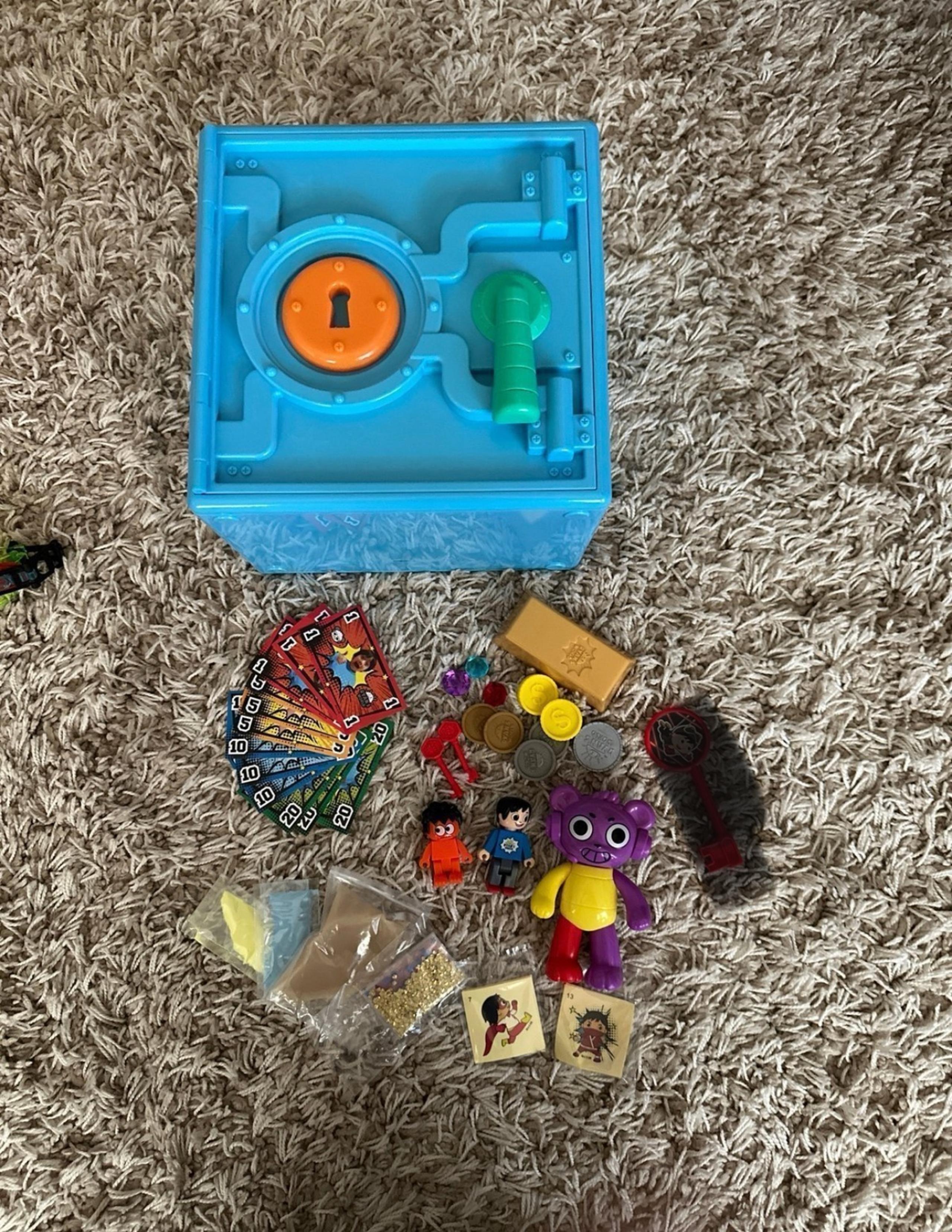 Ryan’s World KEY INCLUDED Super Surprise Toy Safe + Accessories