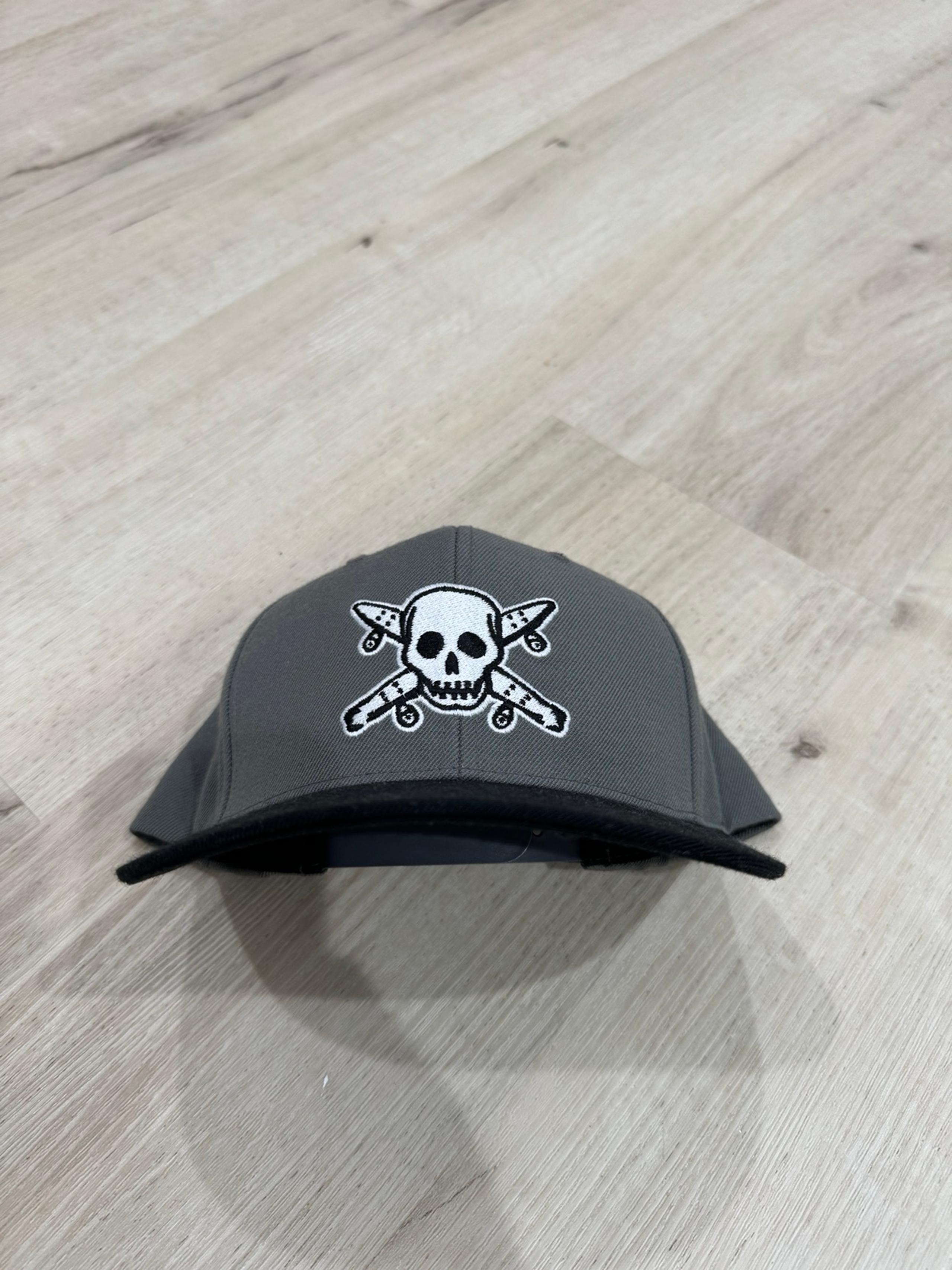 Four-star skull snapback one size fits all