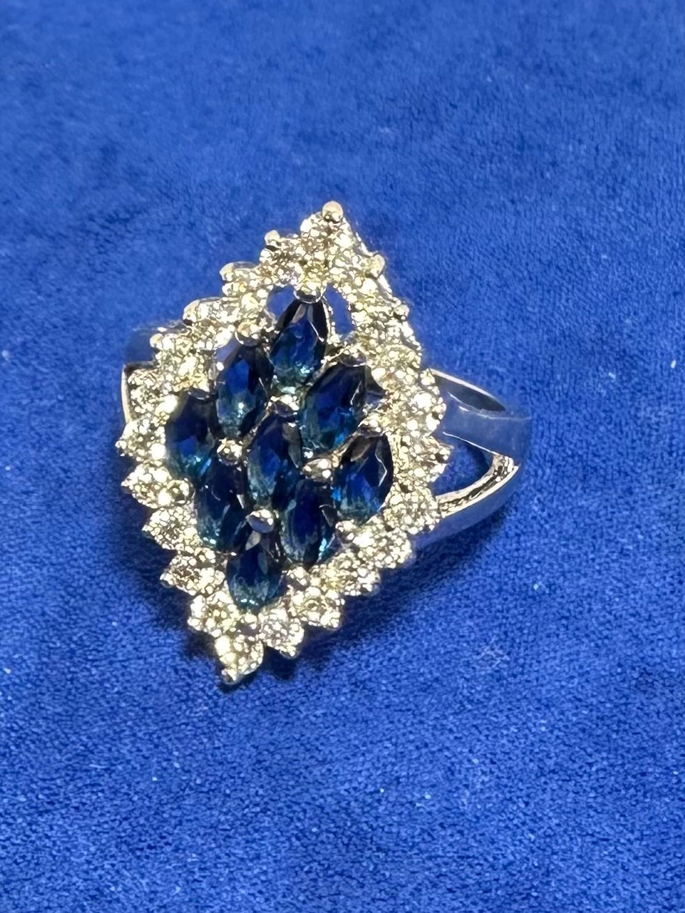 Diamond Shape Lady’s Ring with colbalt blue stones