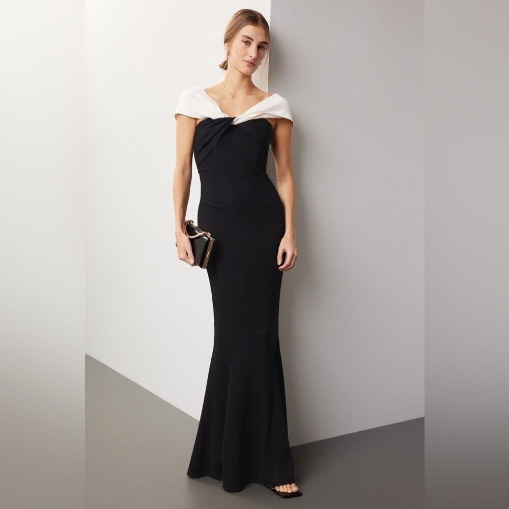 Roland Mouret One-Shoulder Gown 12