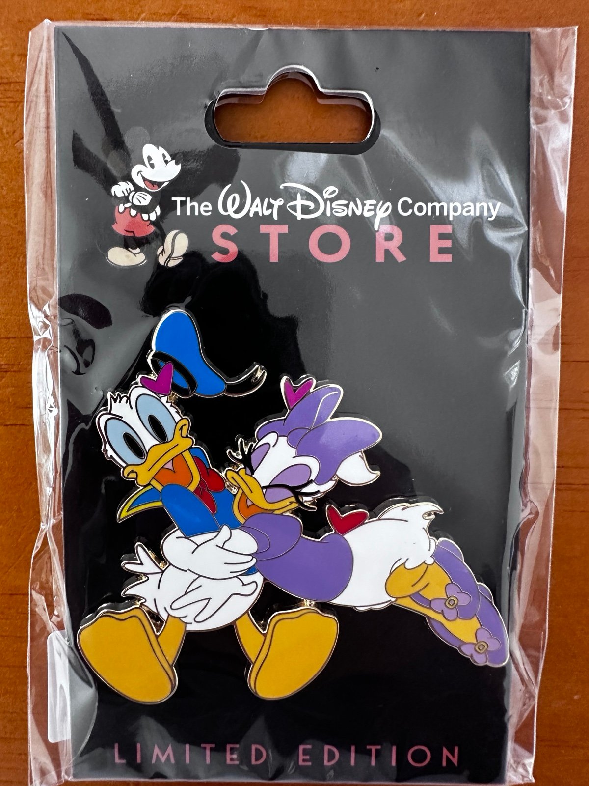 D23 2024 Disney Donald & Daisy Hug TWDCS pin LE 300