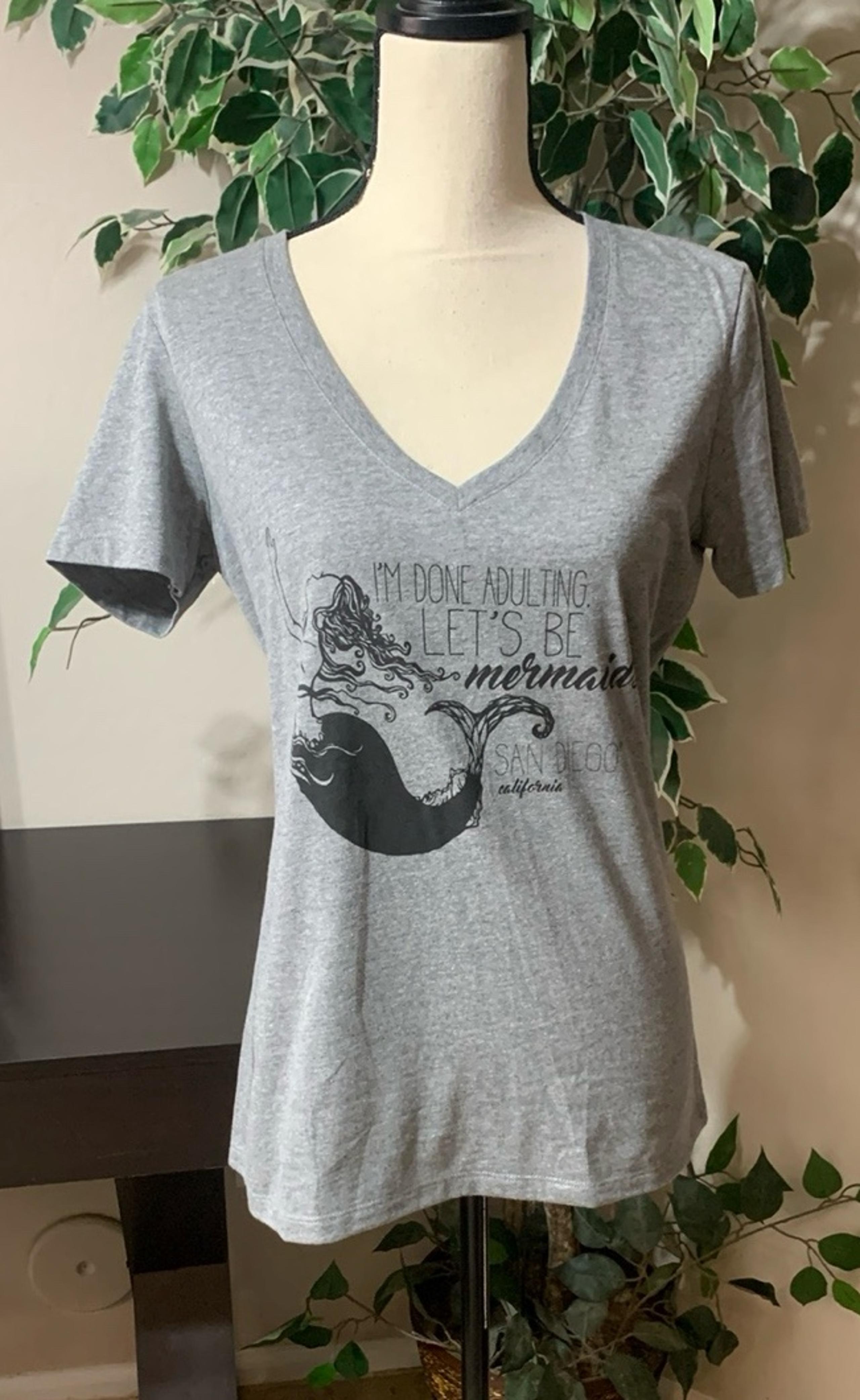 Startee Mermaid Gray V Neck Tee Size L NWT