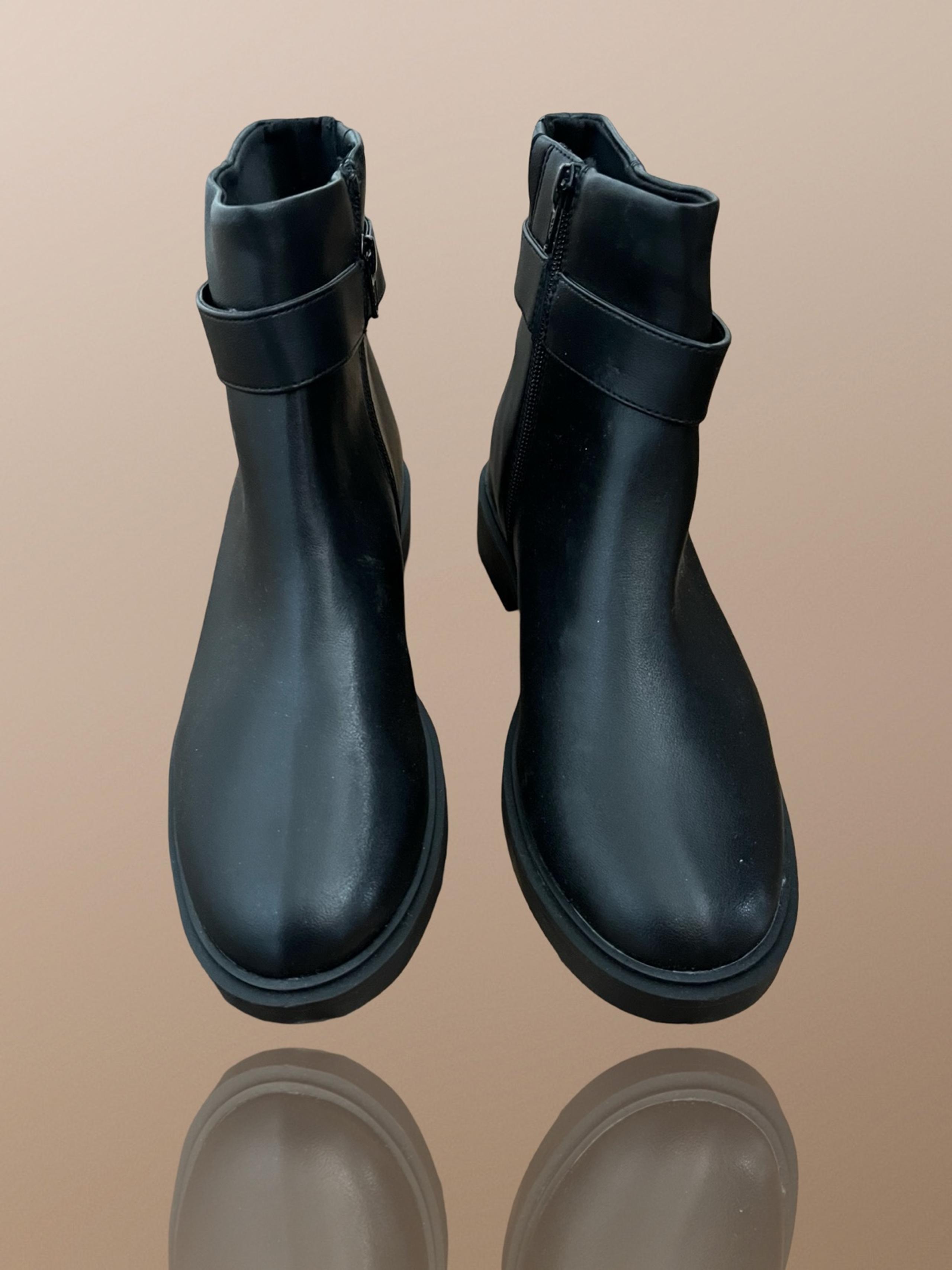 LC Lauren Conrad Tahira Belted Women's
Boots Color Black Size 9