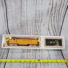 Vintage Bachmann Touch and go ho train engine Union Pacific yellow/gray