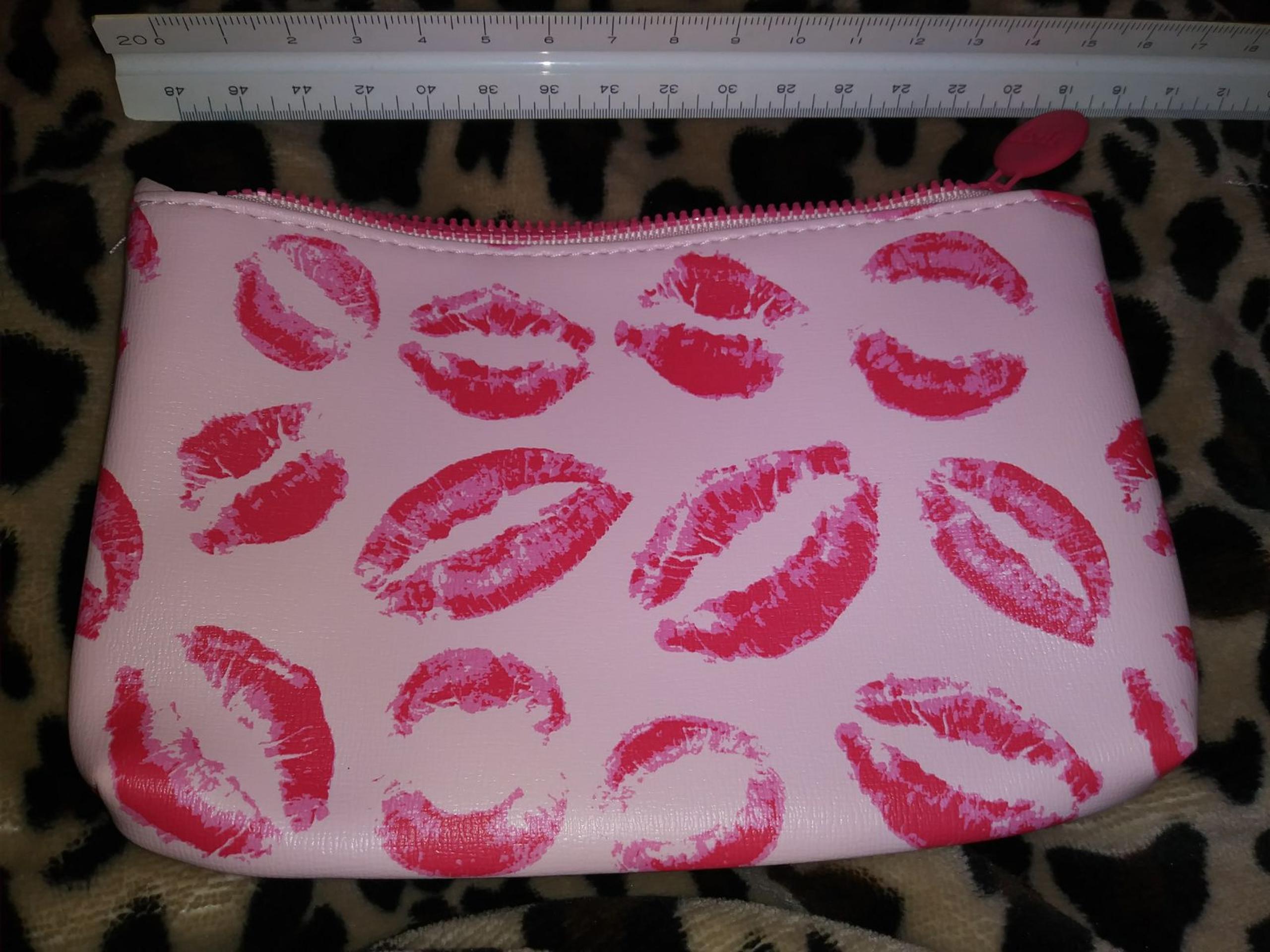 Pink and red lips Tpsy cosmetic bag