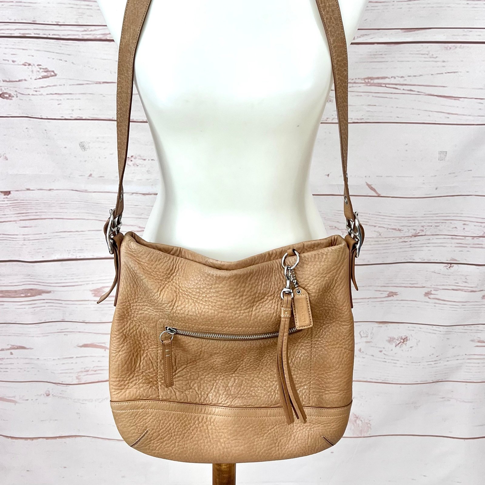 Vintage Y2K Tan Pebbled Leather Crossbody Hobo Bag w Boho Tassel Key Chain