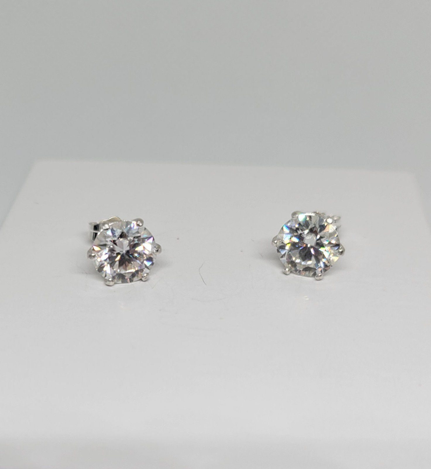 New 4ct Certified Moissanite Stud Earrings