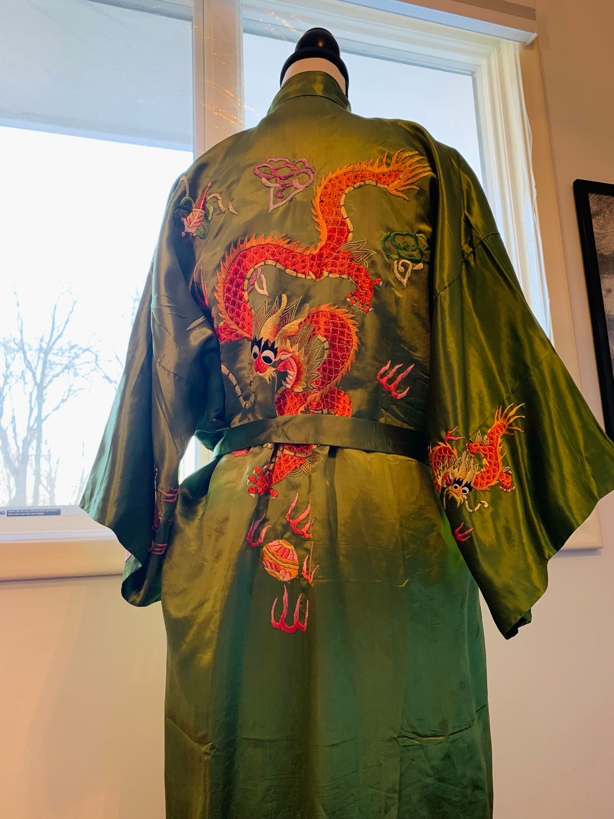 VINTAGE 100% SILK, Hand EMBROIDERY of DRAGON ROBE. Size Large
