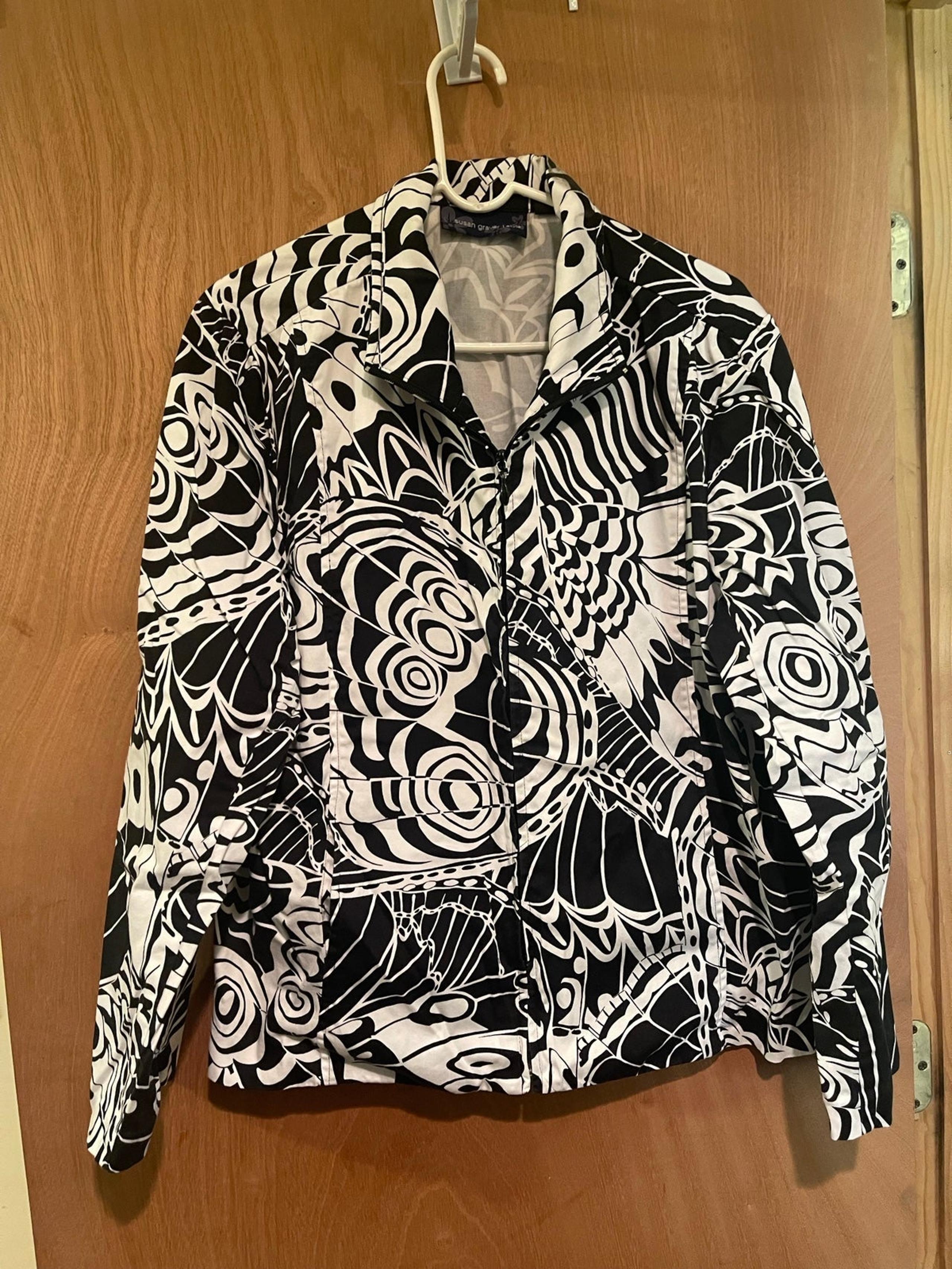 Susan Graver Black and white printed jacket xl