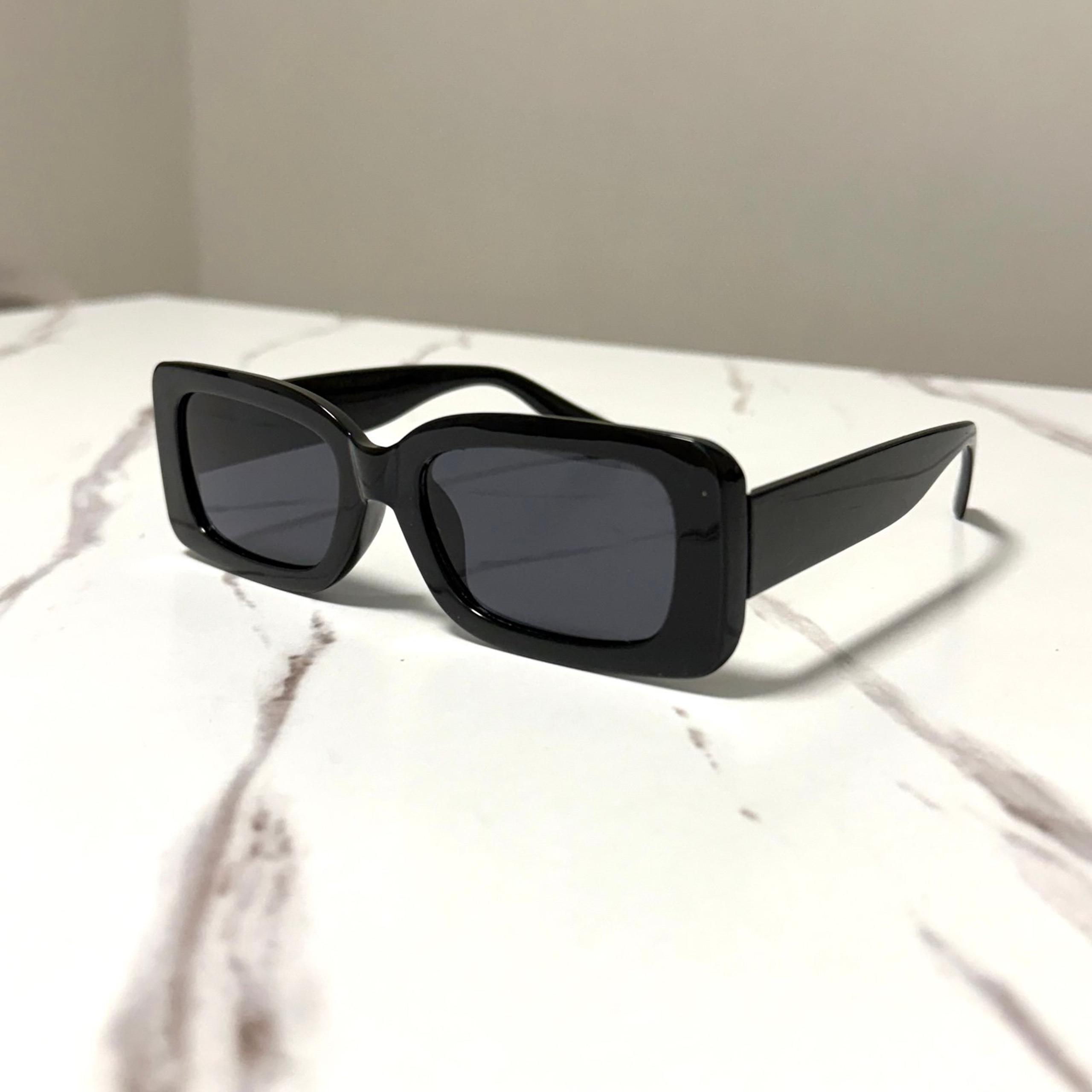 Trendy Chic Black Rectangular Sunglasses Gift