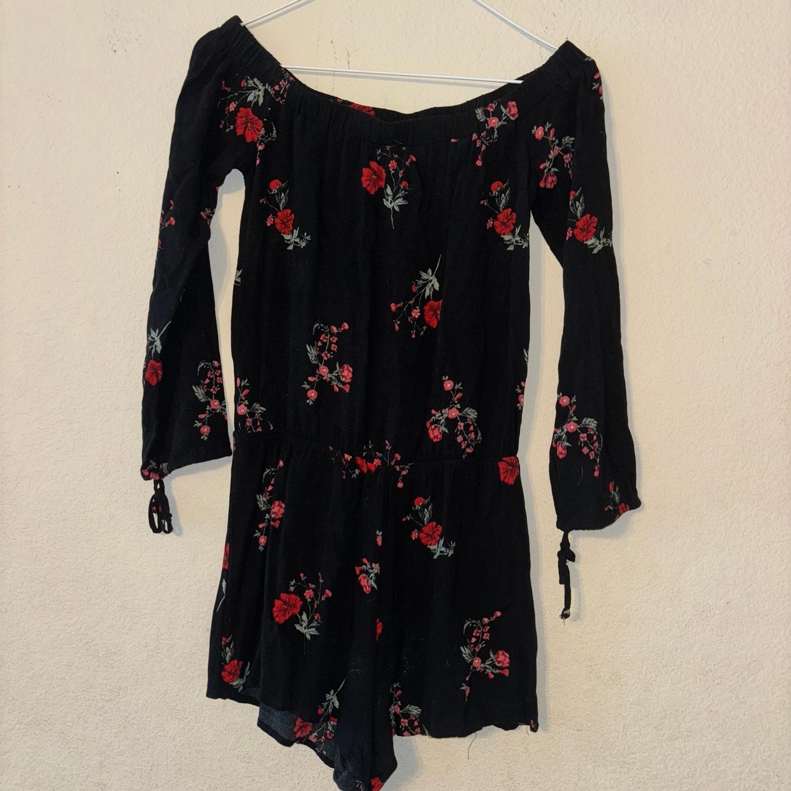 Kendall & Kylie romper, black with red roses, size XSmall