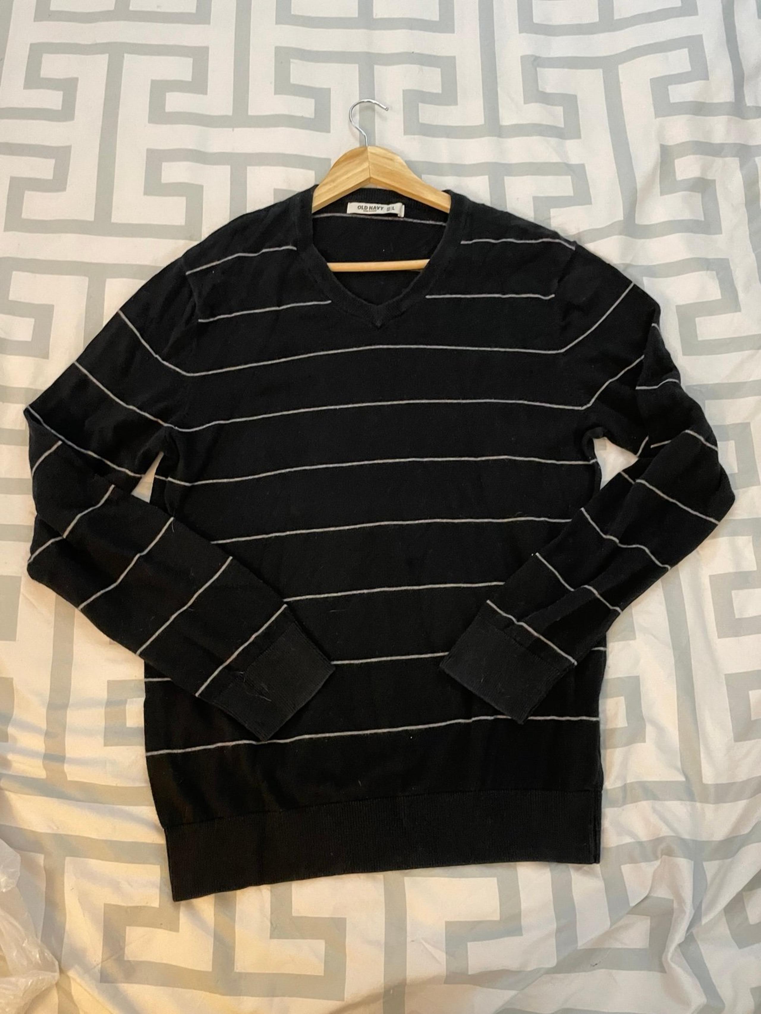 Old Navy Men's Black V-Neck Sweater - Size Large