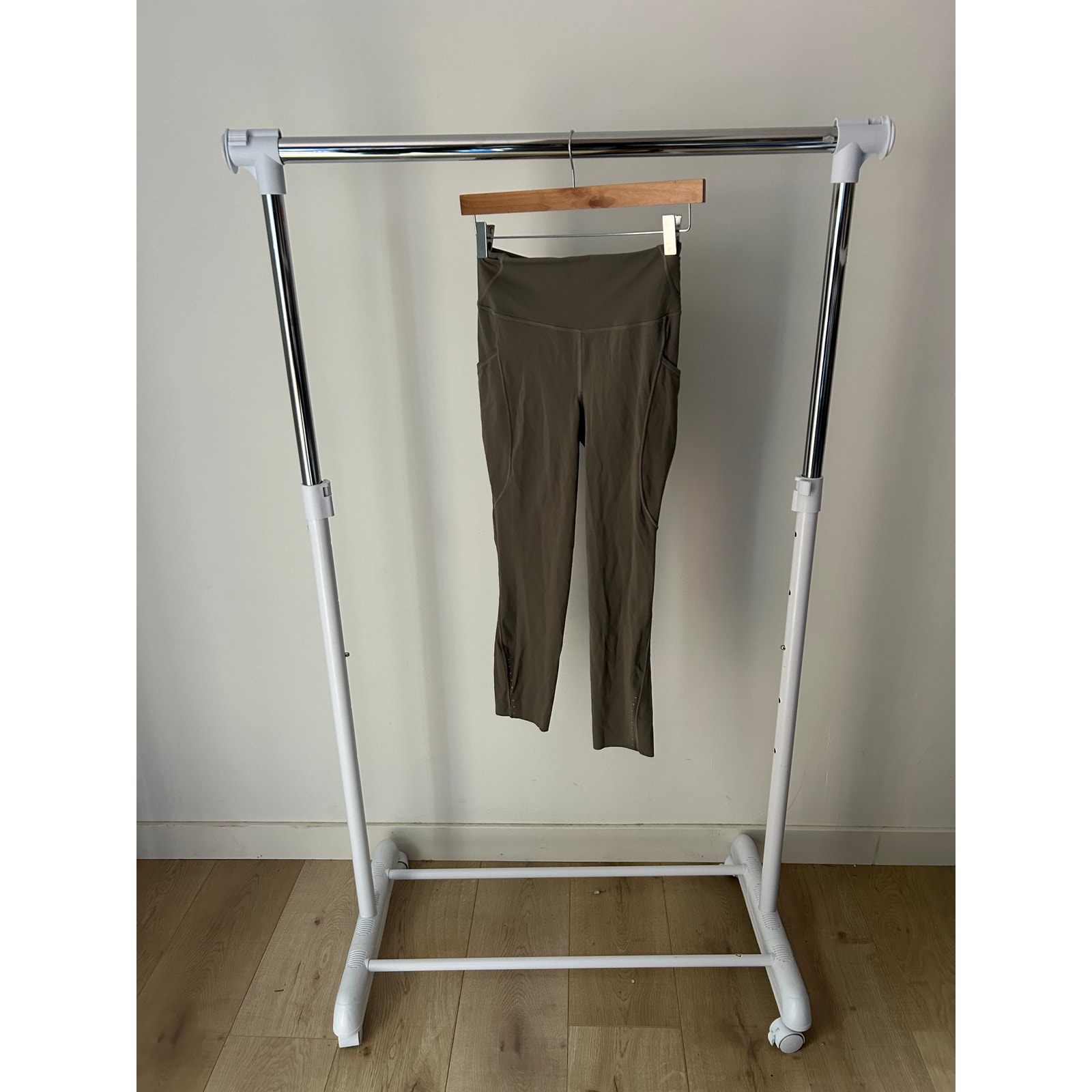 Lululemon Sage Green Leggings With Drawstring & Pockets Size 6