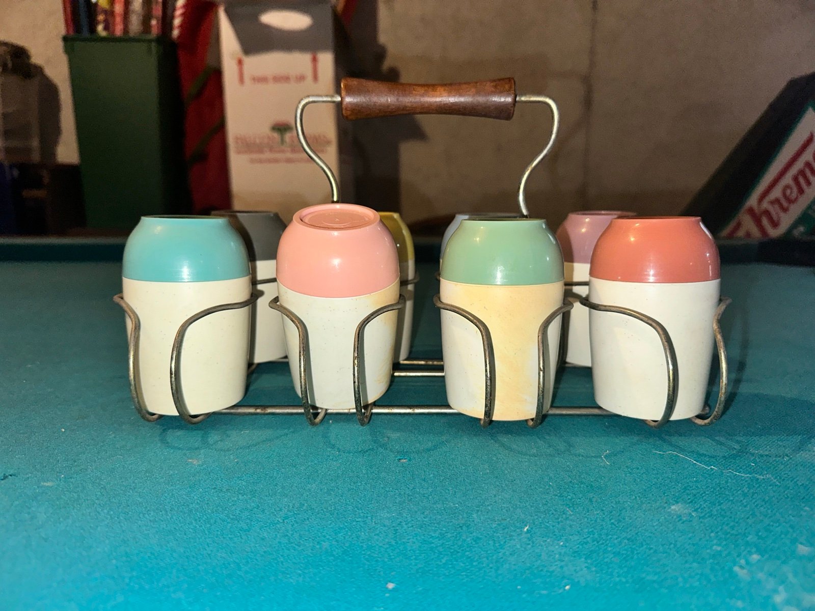 Vintage Bopp-decker plastics drinking glasses and carrying tray.