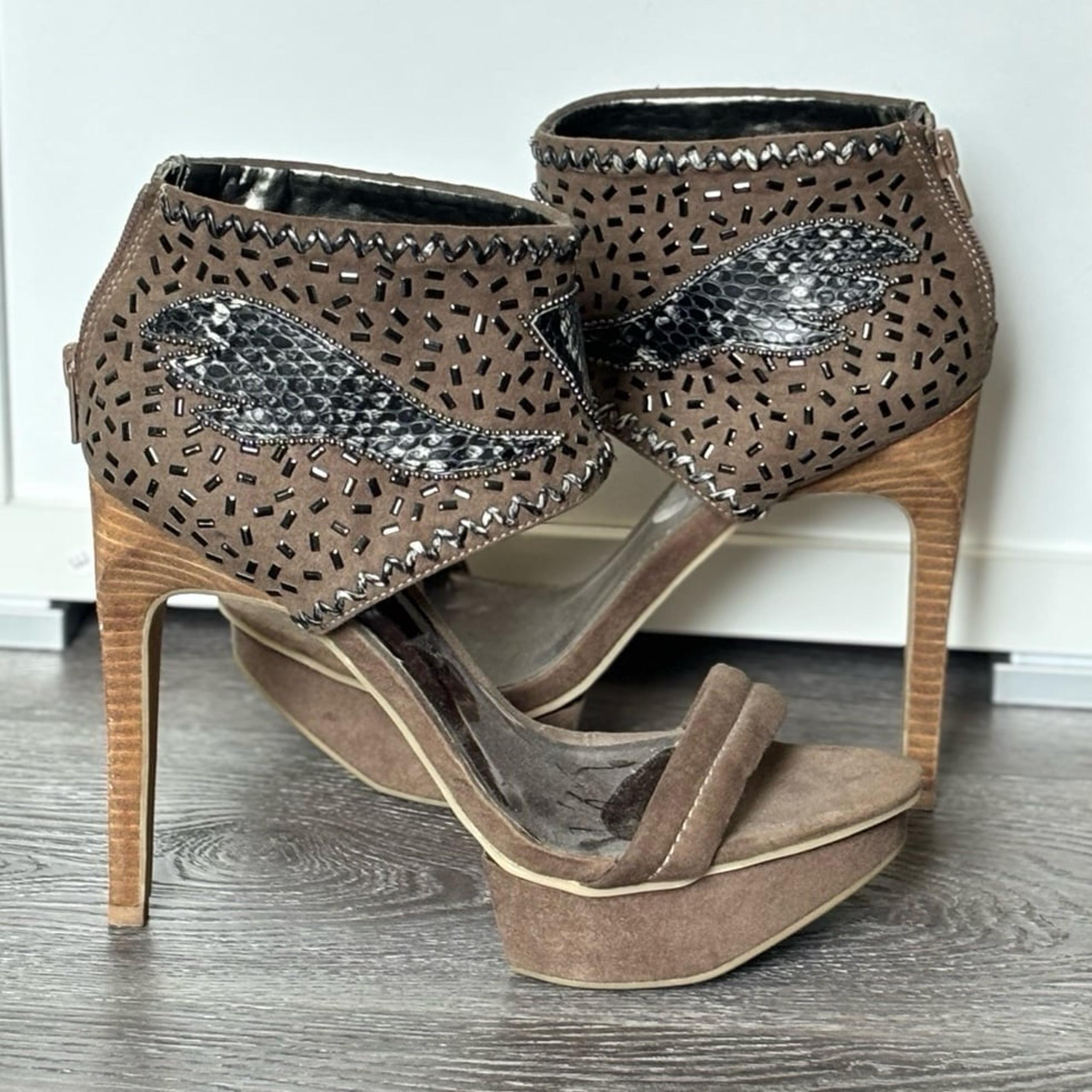 Carlos by Carlos Santana High Heels. Size 9
