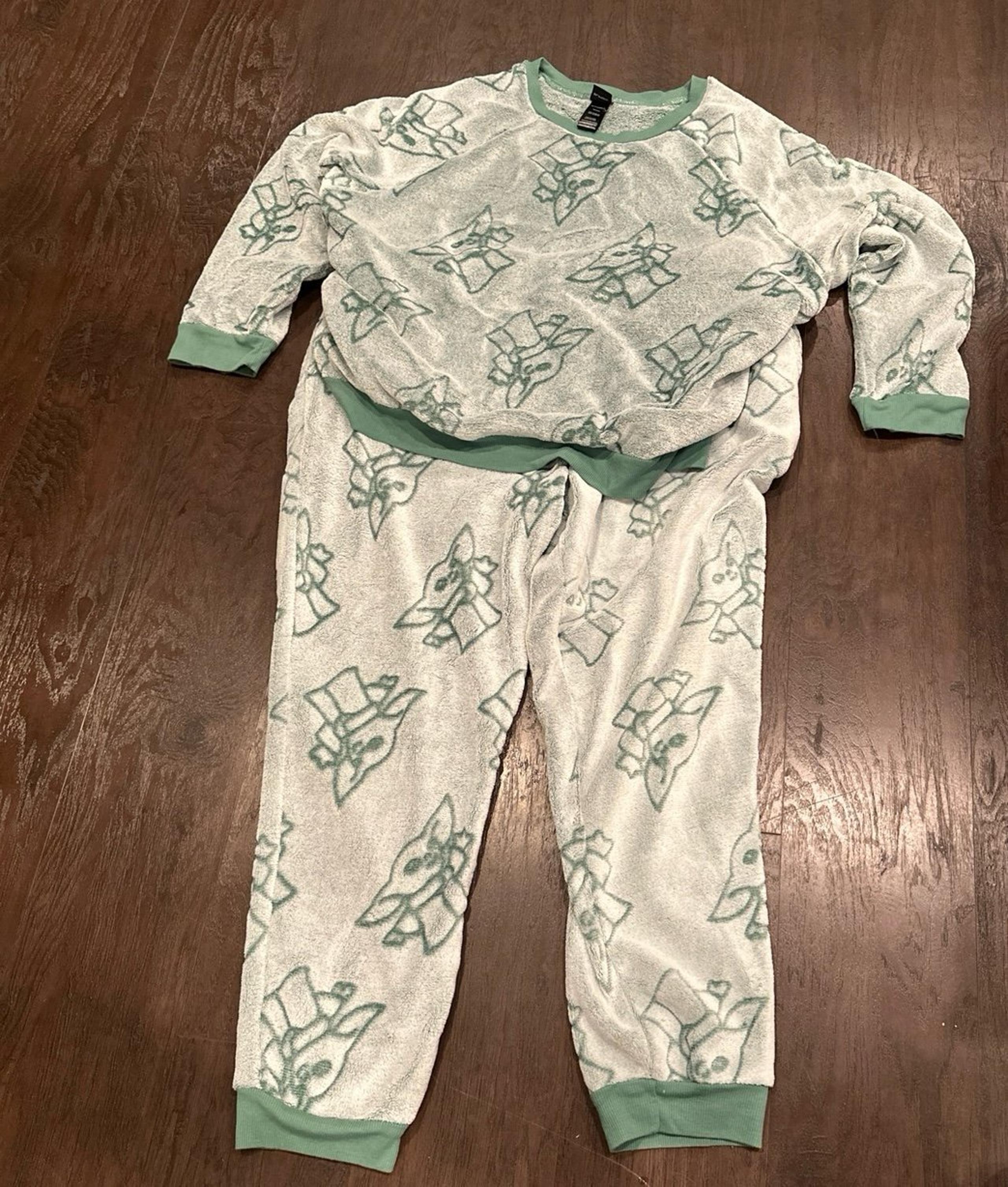 Disney Star Wars The Mandalorian Womens 2-Piece Fleece Jogger Lounge Set (g3)