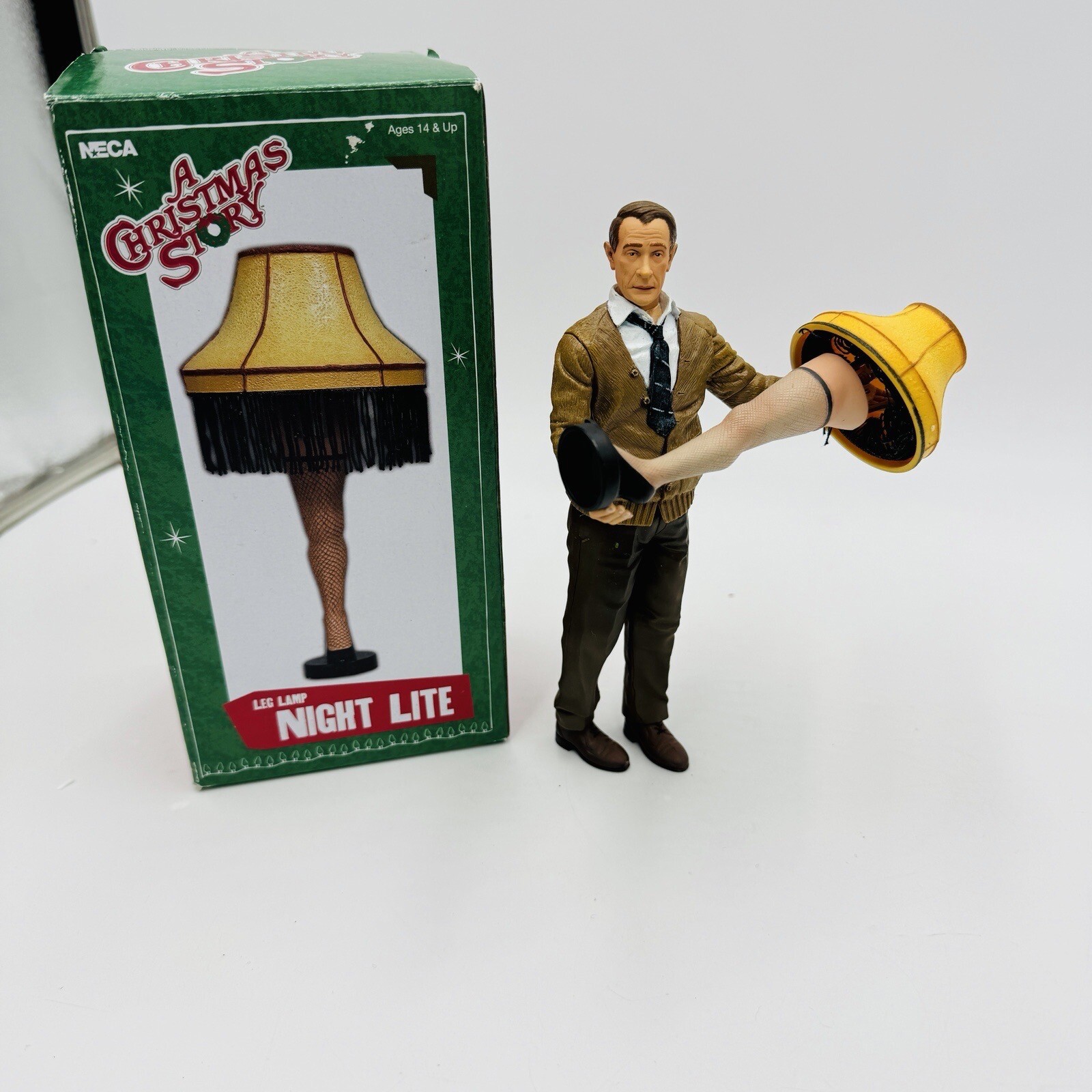 NECA A Christmas Story The Old Man Figure And Toy Leg Lamp 2008