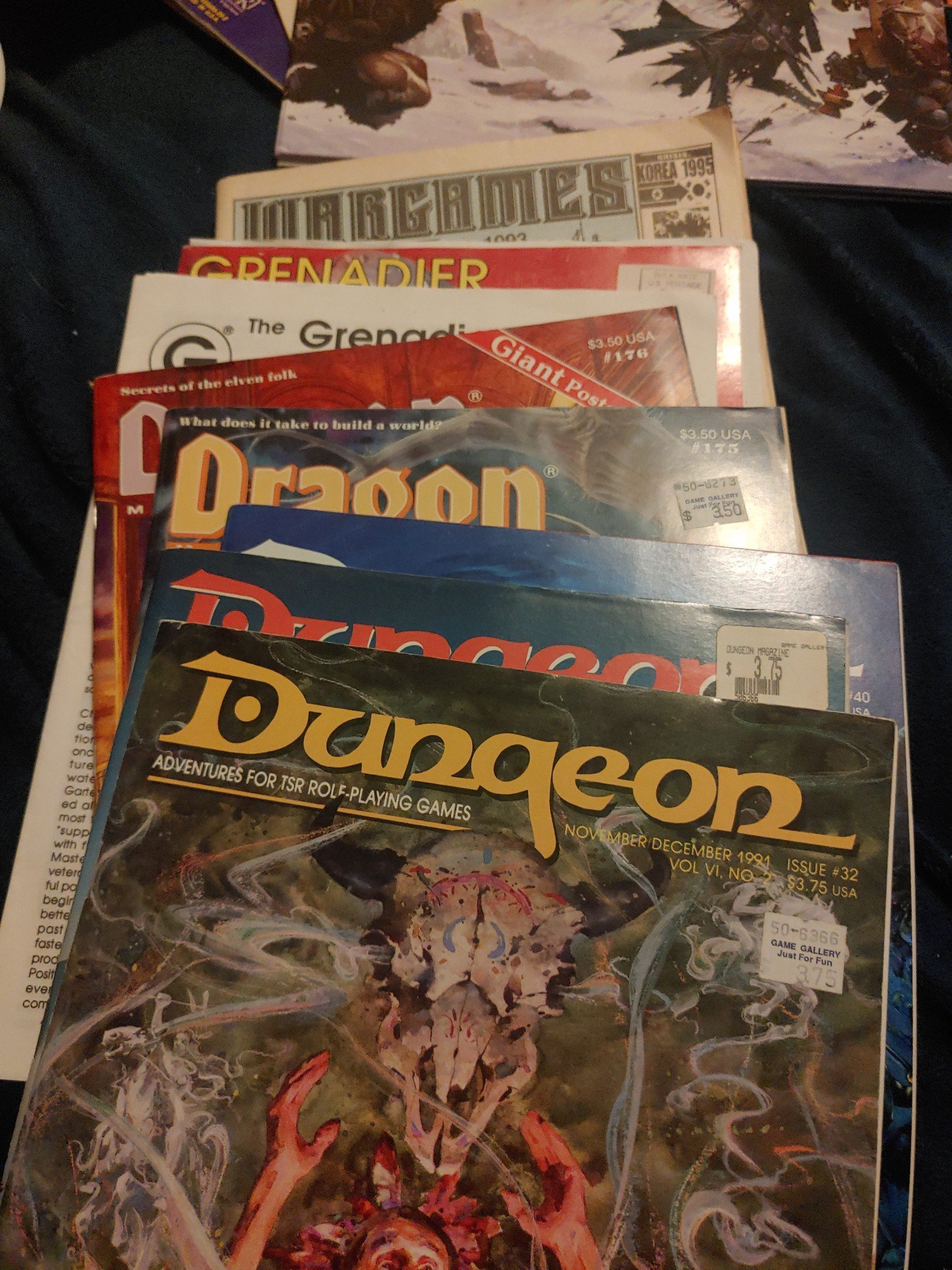 Lot of vintage dungeons and dragons magazines and catslogd