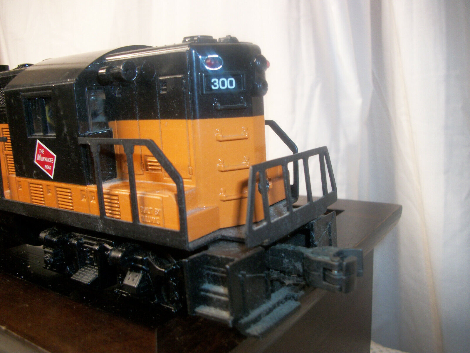 WILLIAMS TRAINS CROWN EDITION - MILWAUKEE ROAD DEISEL #300, NEW WITH BOX