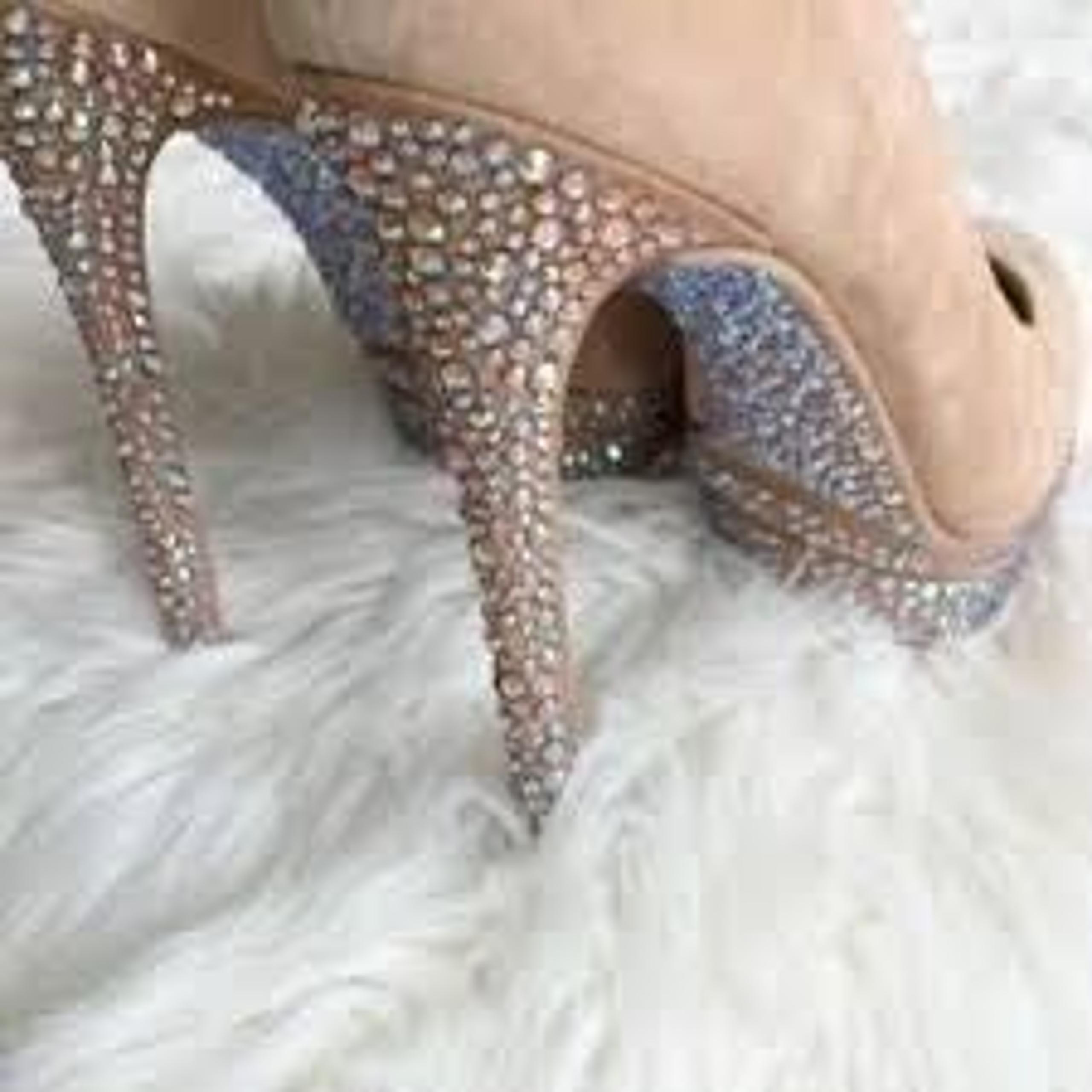 B BRIAN ATWOOD
Suede Crystal Embellishments 5.5 in Pumps
