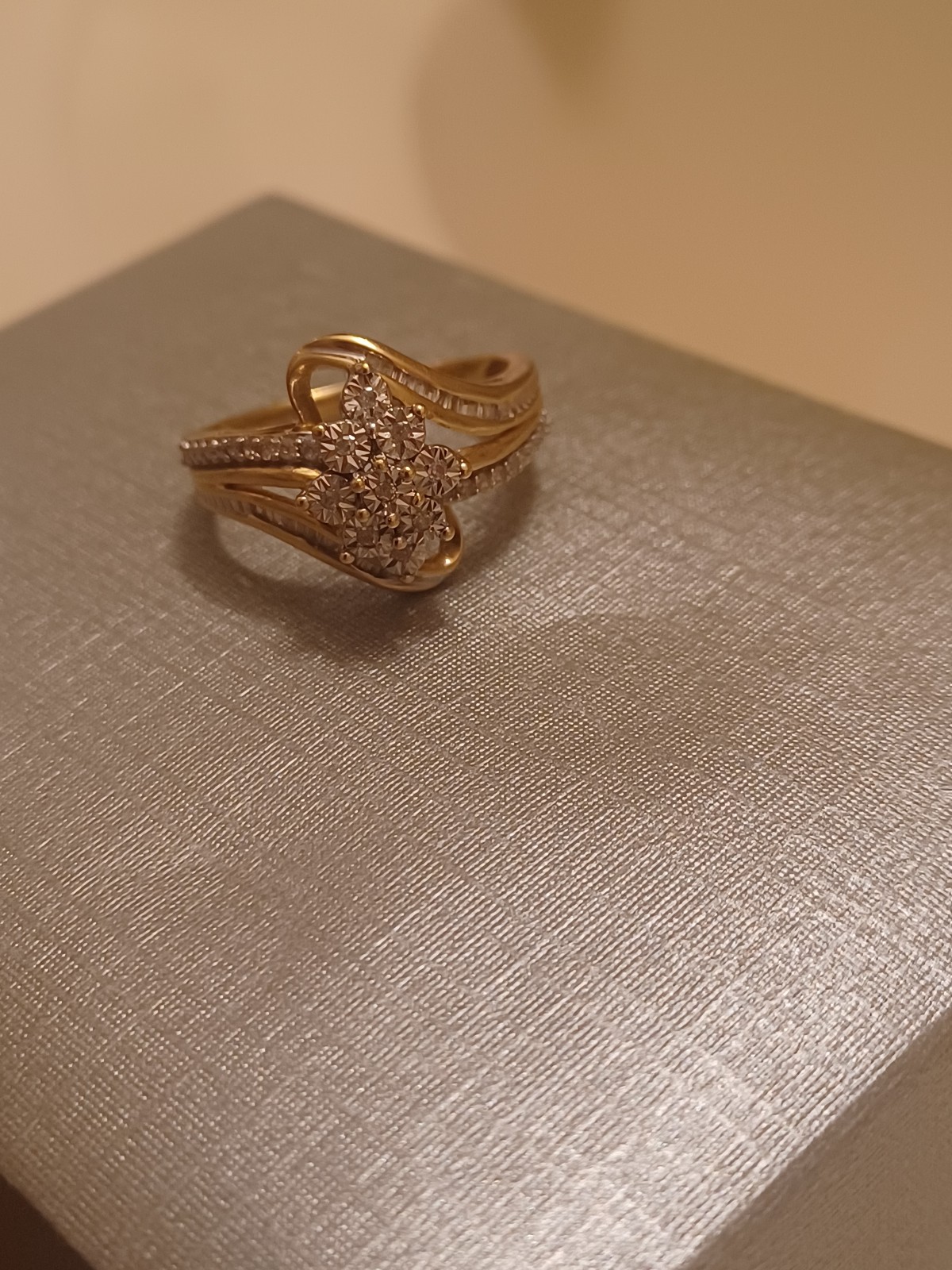 Pretty ring size 7 10k gold