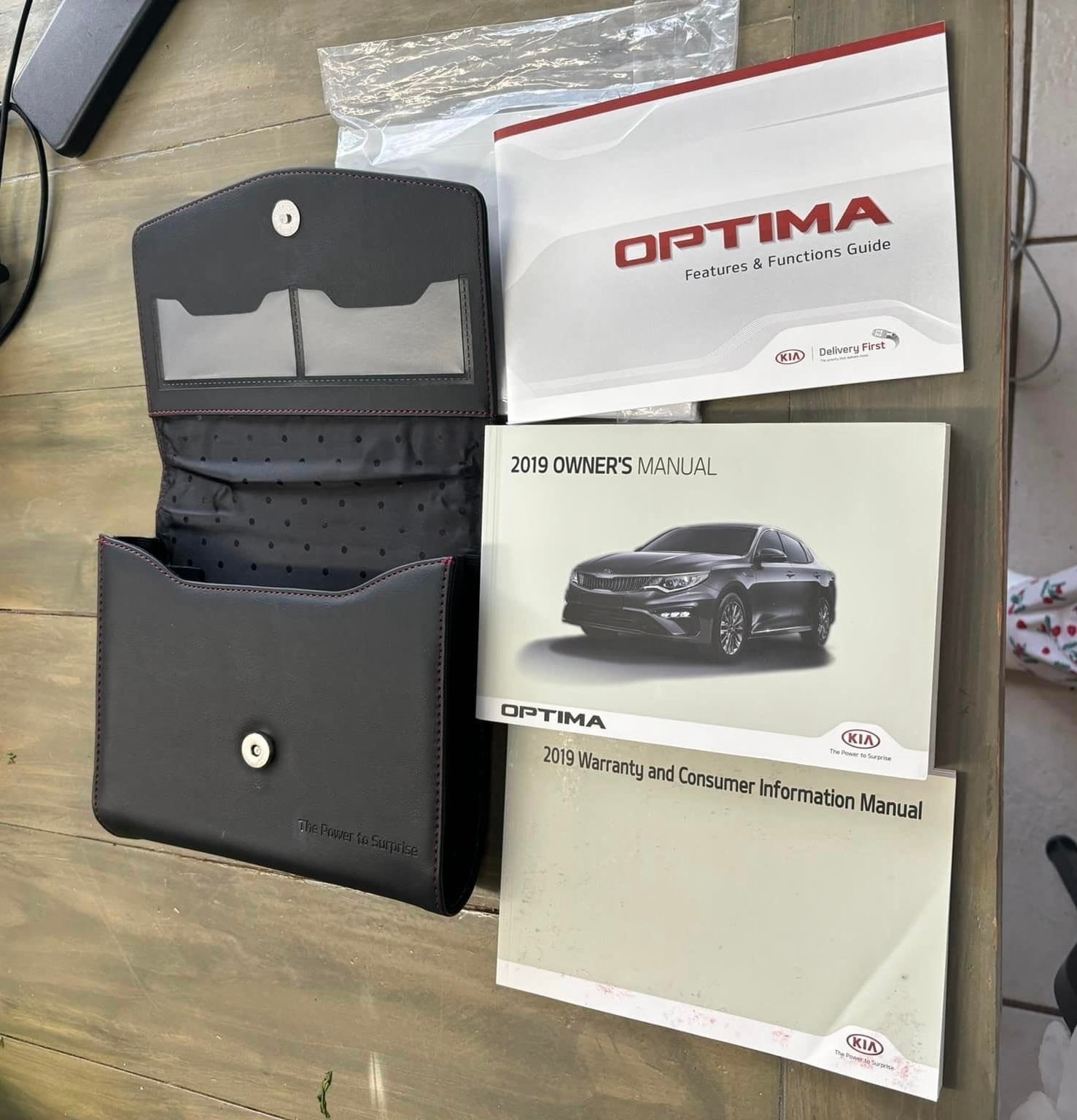 2019 Kia Optima Owners Manual Handbook Set with Case OEM I04B05012. In EUC!