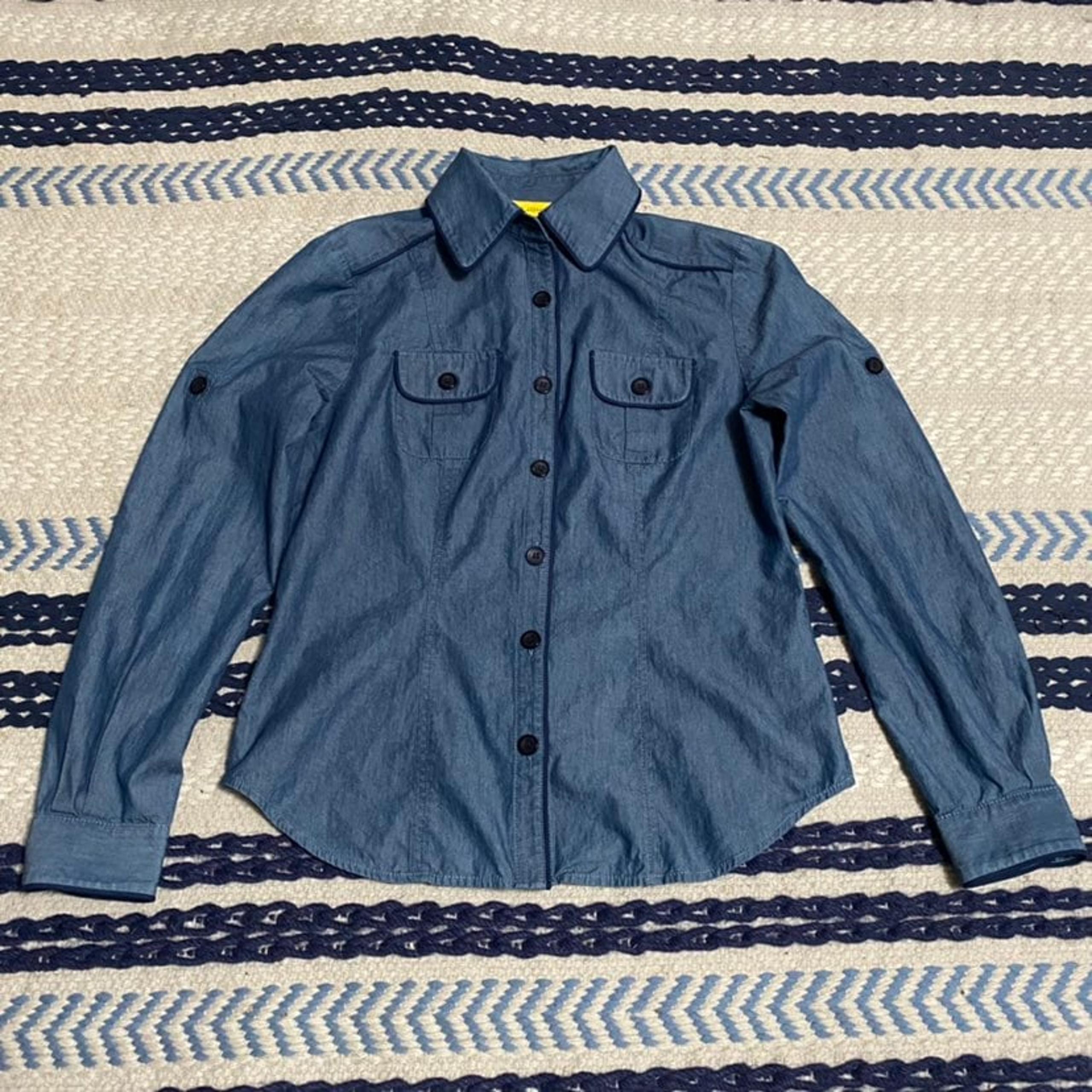 St. John Long Sleeve Chambray Button Up Blue Shirt Women’s Size 4.