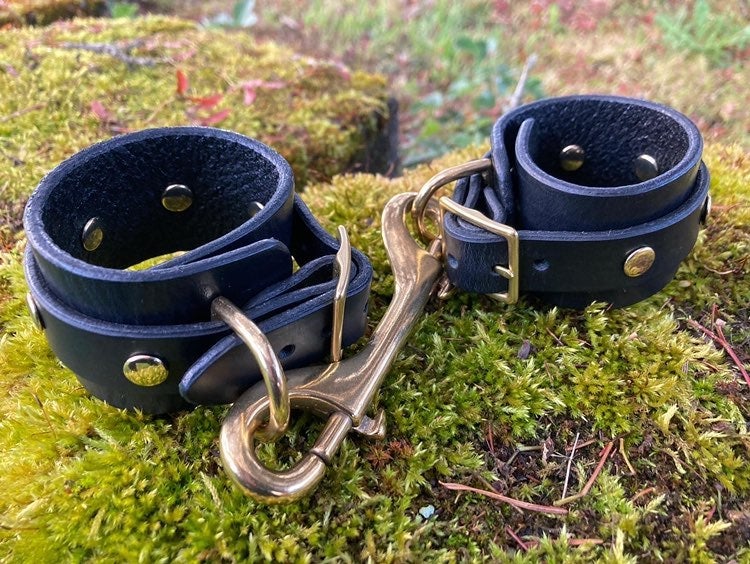 Custom leather handcuffs