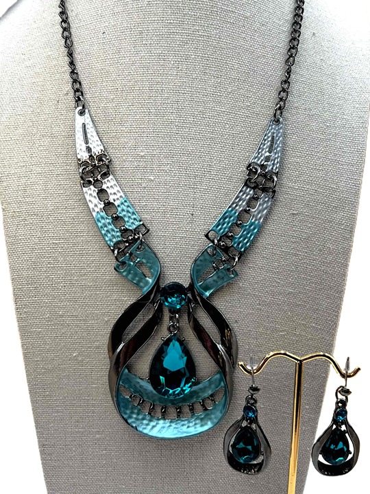 NEW Blue Crystal Silver Tone Drop Earrings Necklace Set