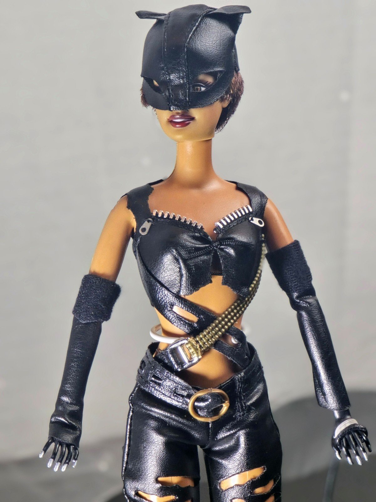BARBIE DOLL HALLE BERRY AS CATWOMAN - MATTEL - DC COMICS - 2004