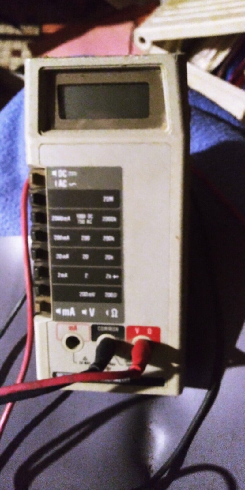 Fluke 8022 B Multimeter This meter is working with a 9 volt battery (installed)