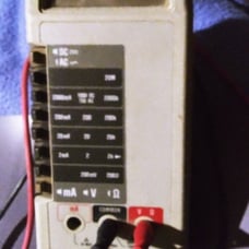 Fluke 8022 B Multimeter This meter is working with a 9 volt battery (installed)