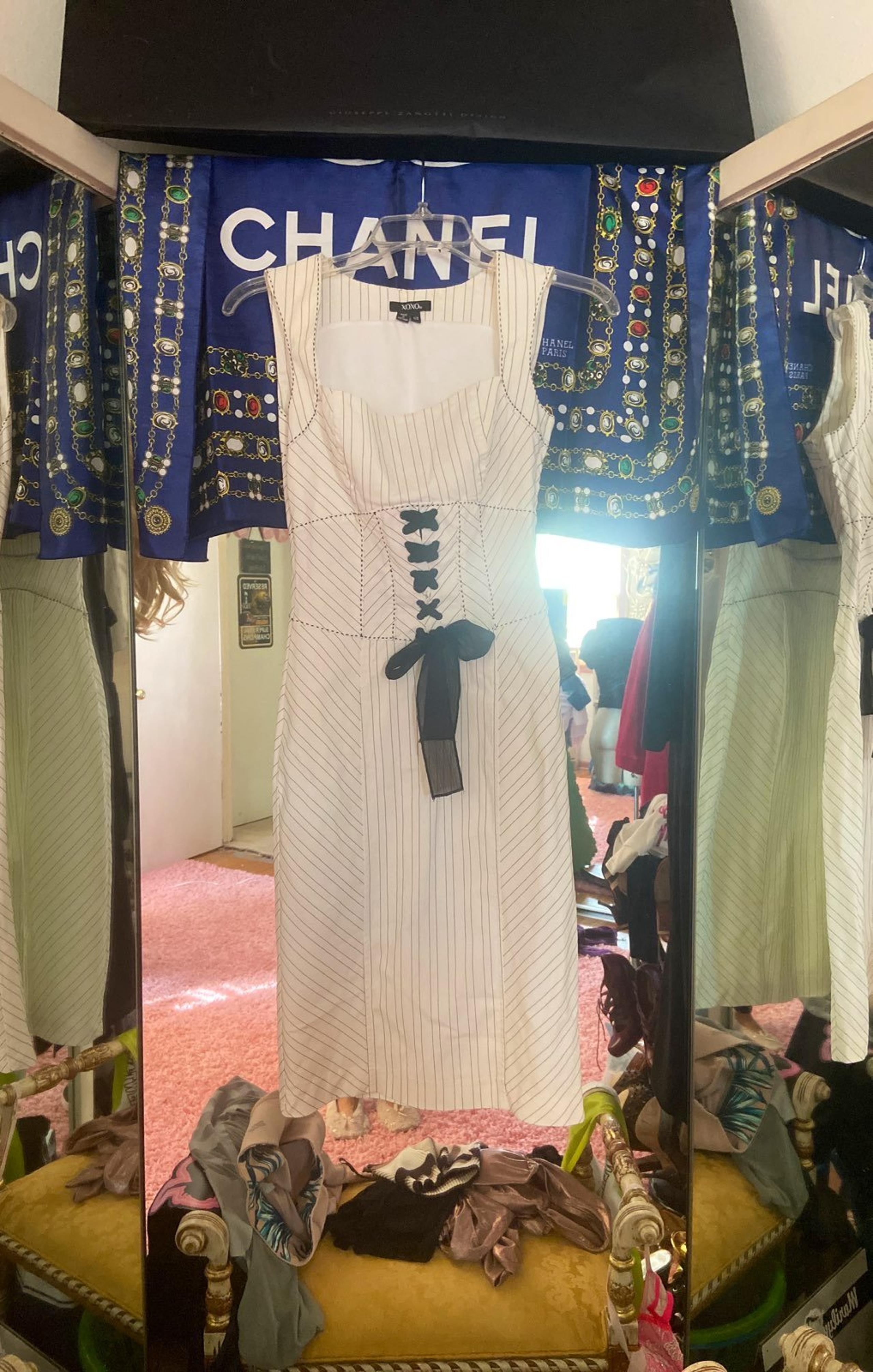 White sleeveless, pencil dress w/black p