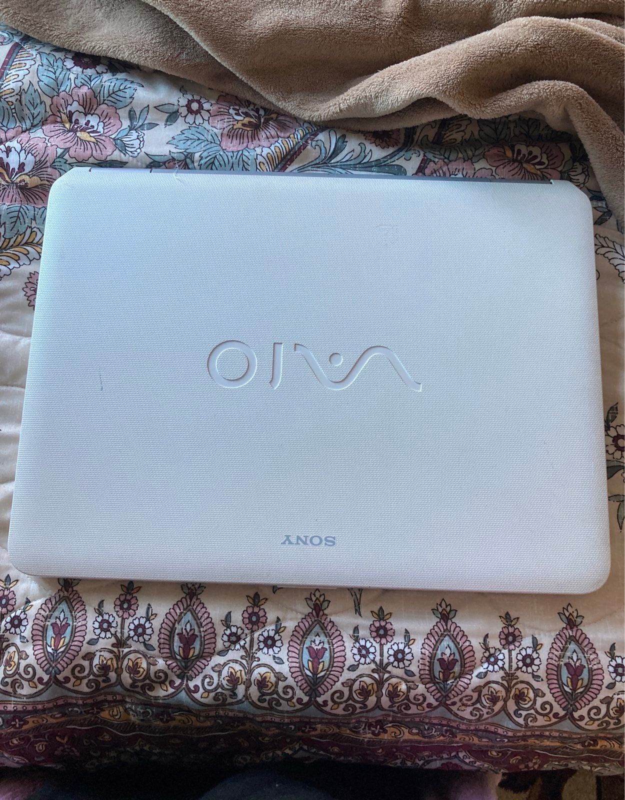 White Sony vaio 14' laptop