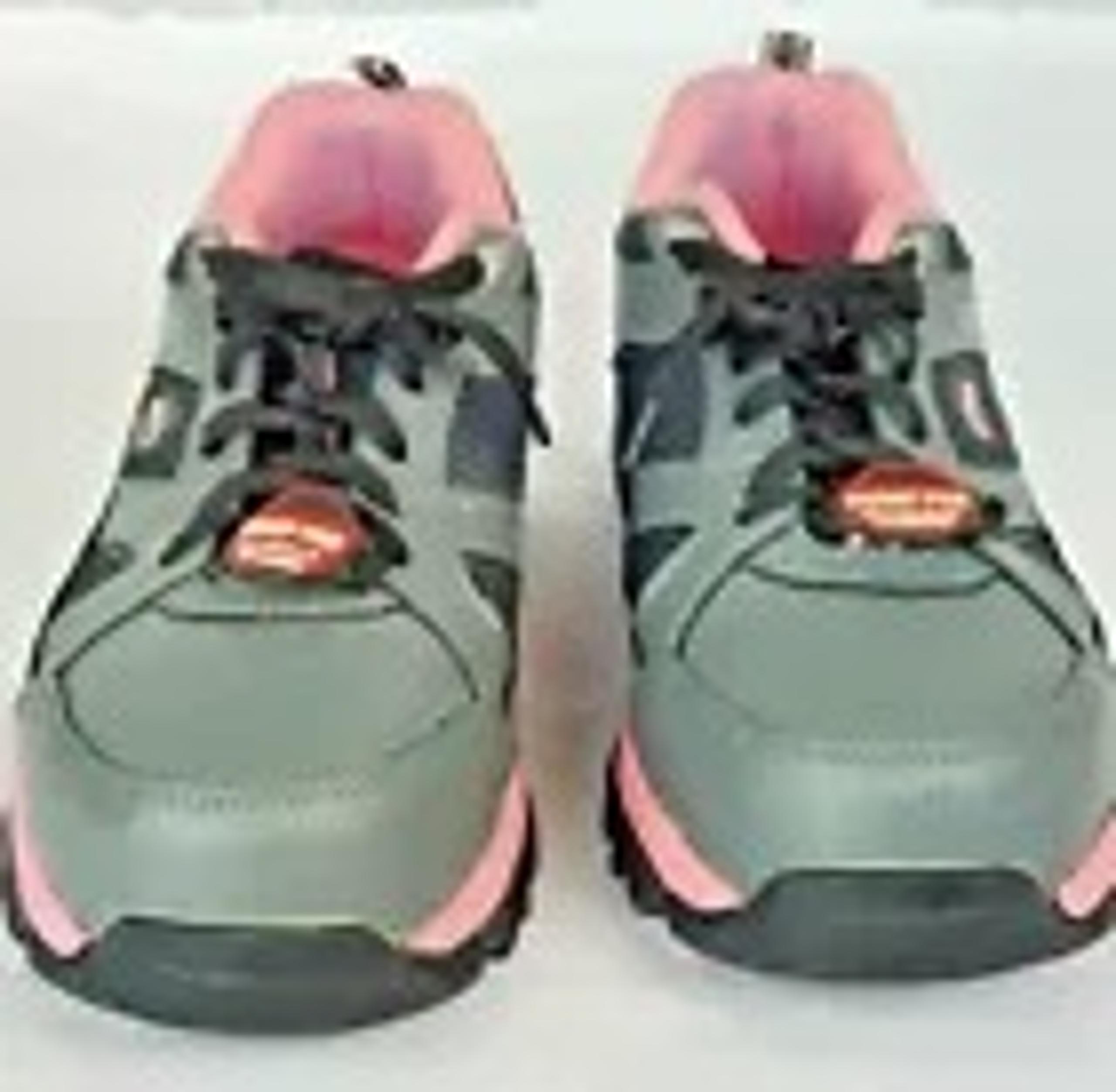 Work Shoes. Skechers Shoes. Women's Comp Toe slip resistant size 9. pink and gra