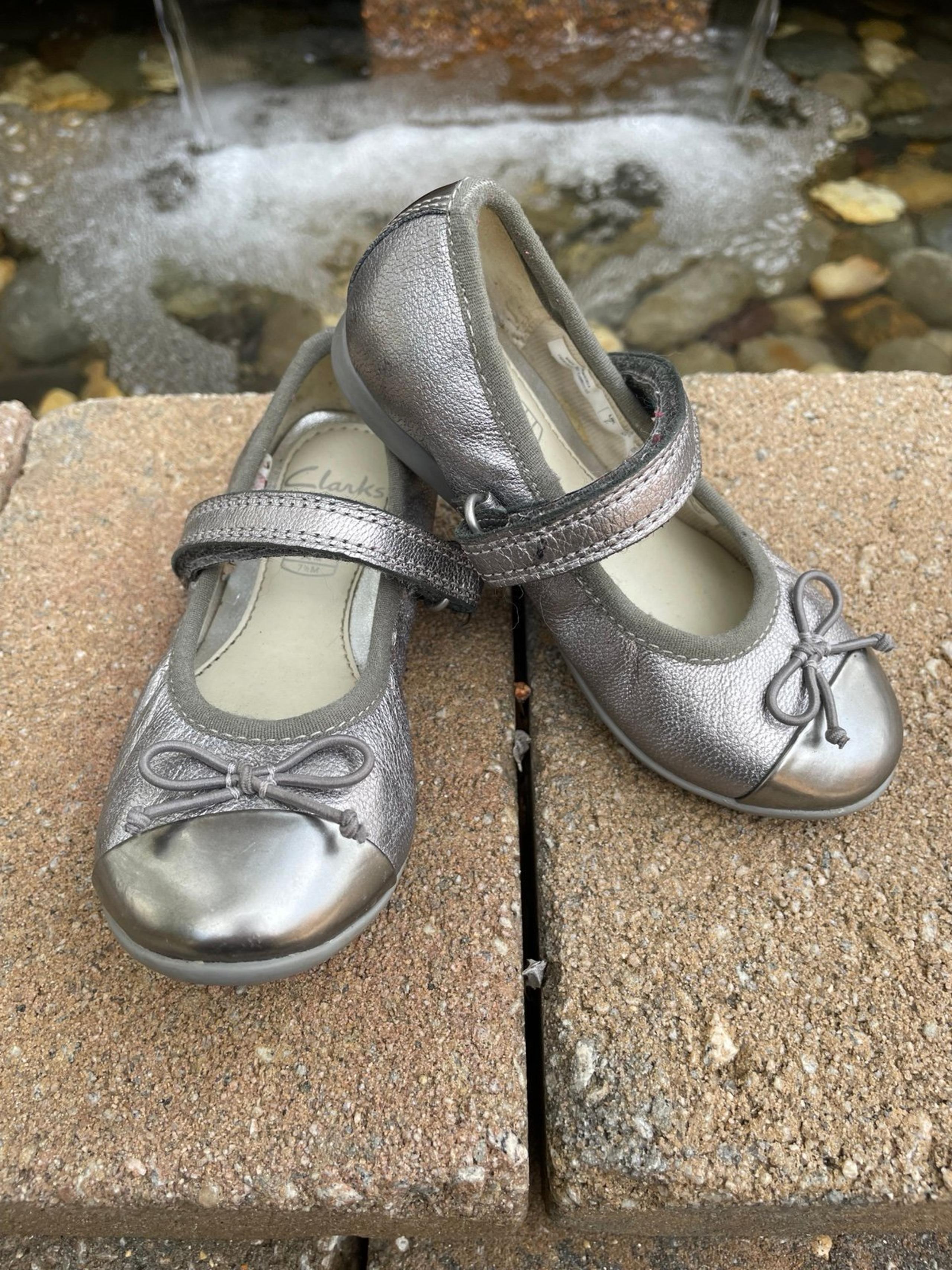 Clarks Toddler Leather Flats Size 7.5 C Girls Silver Pewter
